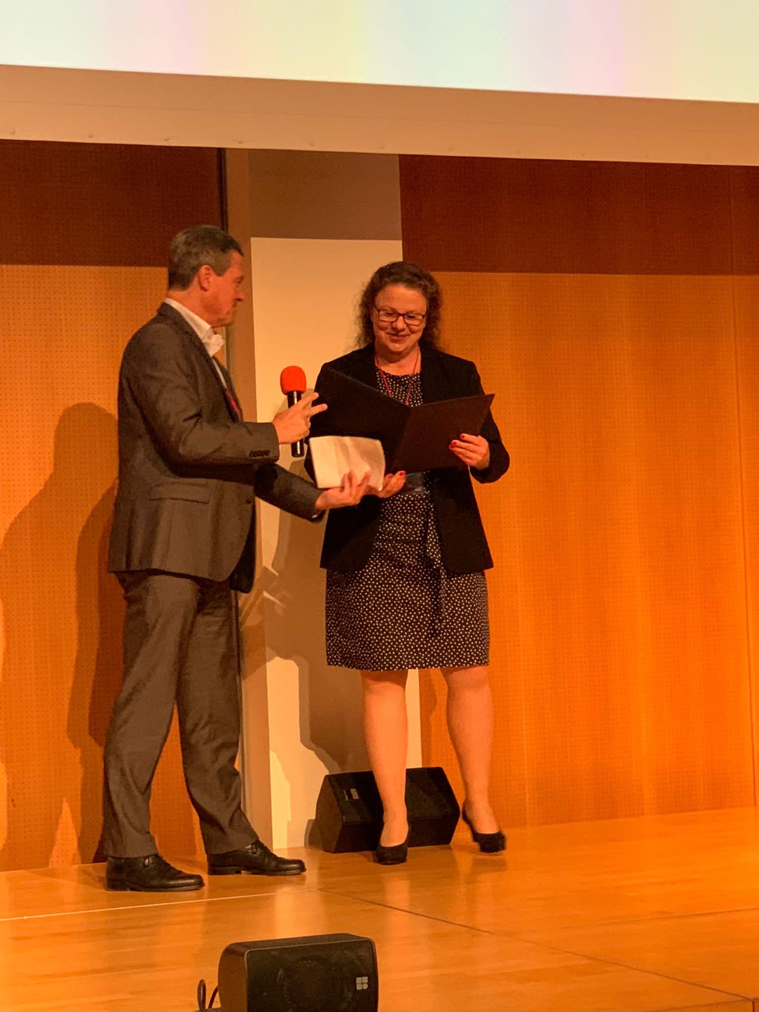 Verleihung des Treuhandsiegels von Herrn Professor Dr. Schauhoff an Frau Angela Mispagel