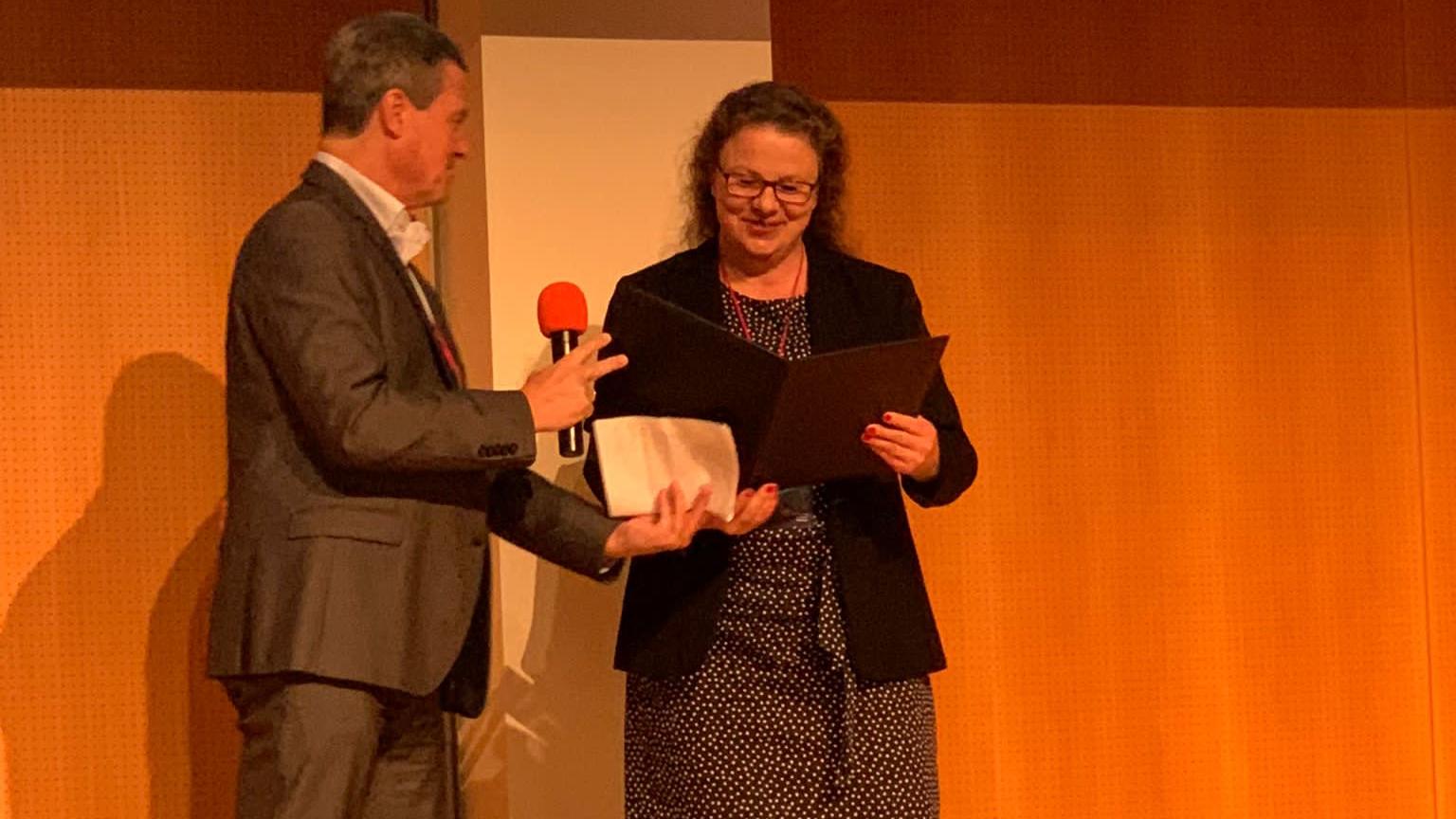 Verleihung des Treuhandsiegels von Herrn Professor Dr. Schauhoff an Frau Angela Mispagel
