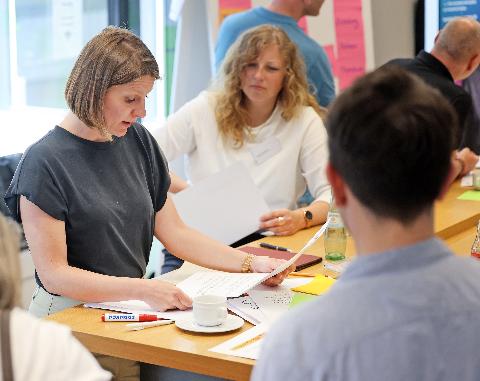 Personen arbeiten an einem Tisch