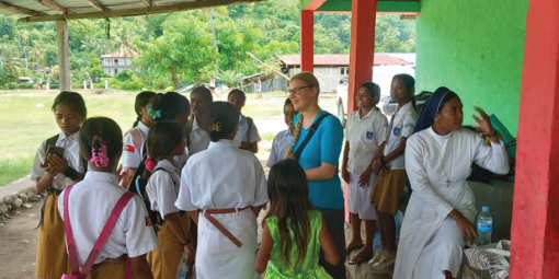 Die Menschen in Timor-Leste sind sehr offen und verwickeln mich sehr schnell in Gespräche. Vor allem Kinder und Jugendliche sind oft sehr neugierig. Denn viele Menschen hier hatten bisher wenig oder sogar noch nie richtigen Kontakt mit Ausländer*innen oder Menschen mit heller Hautfarbe.