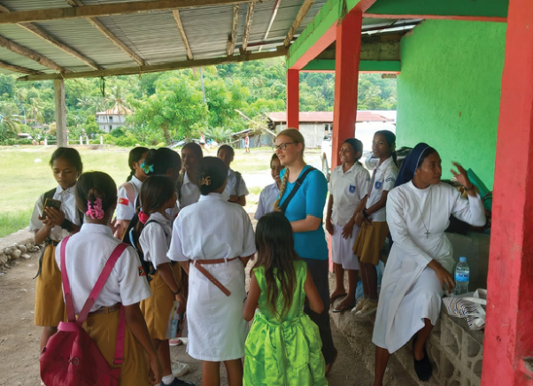 Die Menschen in Timor-Leste sind sehr offen und verwickeln mich sehr schnell in Gespräche. Vor allem Kinder und Jugendliche sind oft sehr neugierig. Denn viele Menschen hier hatten bisher wenig oder sogar noch nie richtigen Kontakt mit Ausländer*innen oder Menschen mit heller Hautfarbe.