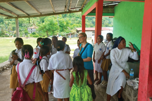 Die Menschen in Timor-Leste sind sehr offen und verwickeln mich sehr schnell in Gespräche. Vor allem Kinder und Jugendliche sind oft sehr neugierig. Denn viele Menschen hier hatten bisher wenig oder sogar noch nie richtigen Kontakt mit Ausländer*innen oder Menschen mit heller Hautfarbe.