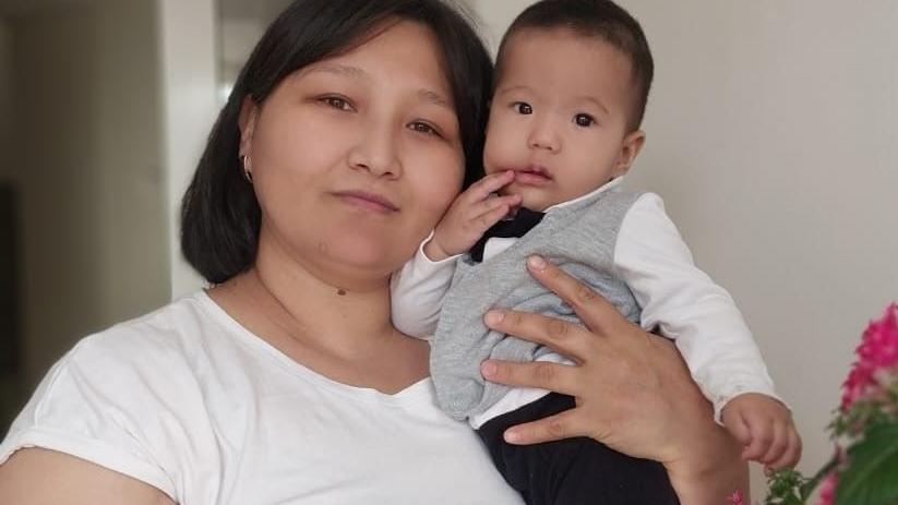 Saira und ihr jüngster Sohn. Gemeinsam mit ihren vier weiteren Kindern wohnt sie derzeit im Mutter-Kind-Heim in Novosibirsk.