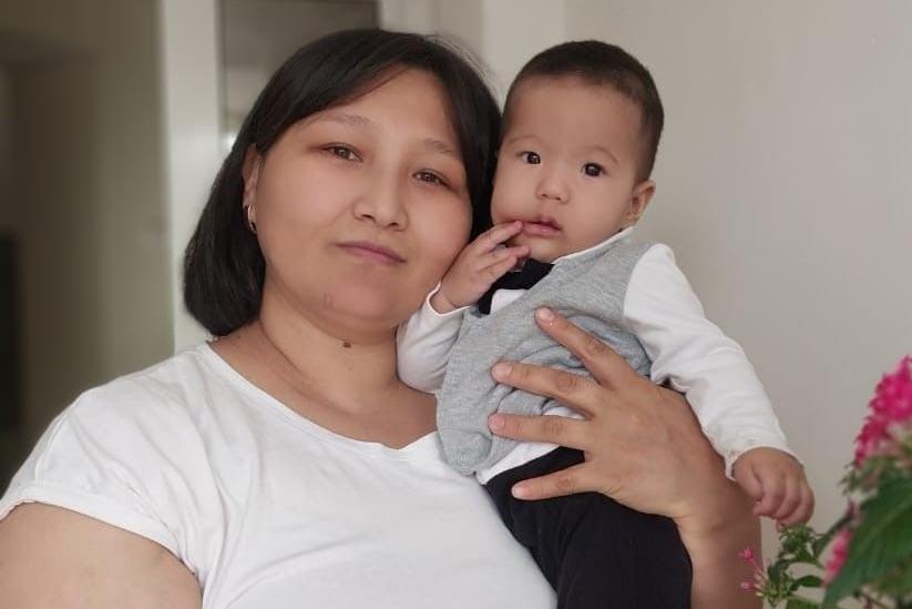 Saira und ihr jüngster Sohn. Gemeinsam mit ihren vier weiteren Kindern wohnt sie derzeit im Mutter-Kind-Heim in Novosibirsk.