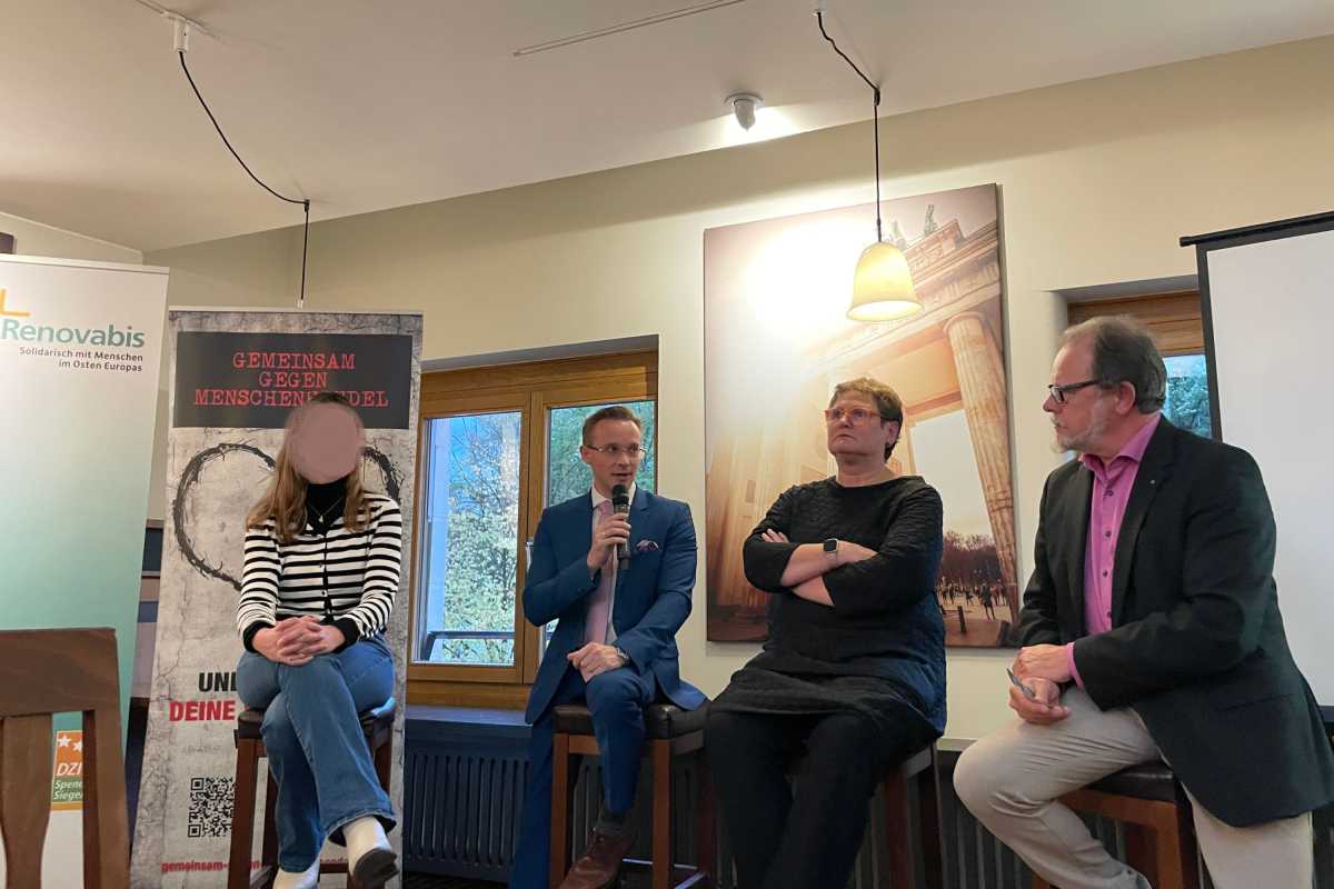 v.l.n.r.: Sophie, Aussteigerin; Dr. Jakob Drobnik, Rechtswissenschaftler, Universität Erfurt; Leni Breymaier, ehem. MdB, zweite Vorsitzende SISTERS e.V.; Frank Heinrich, ehem. MdB, Vorsitzender GGMH e.V..