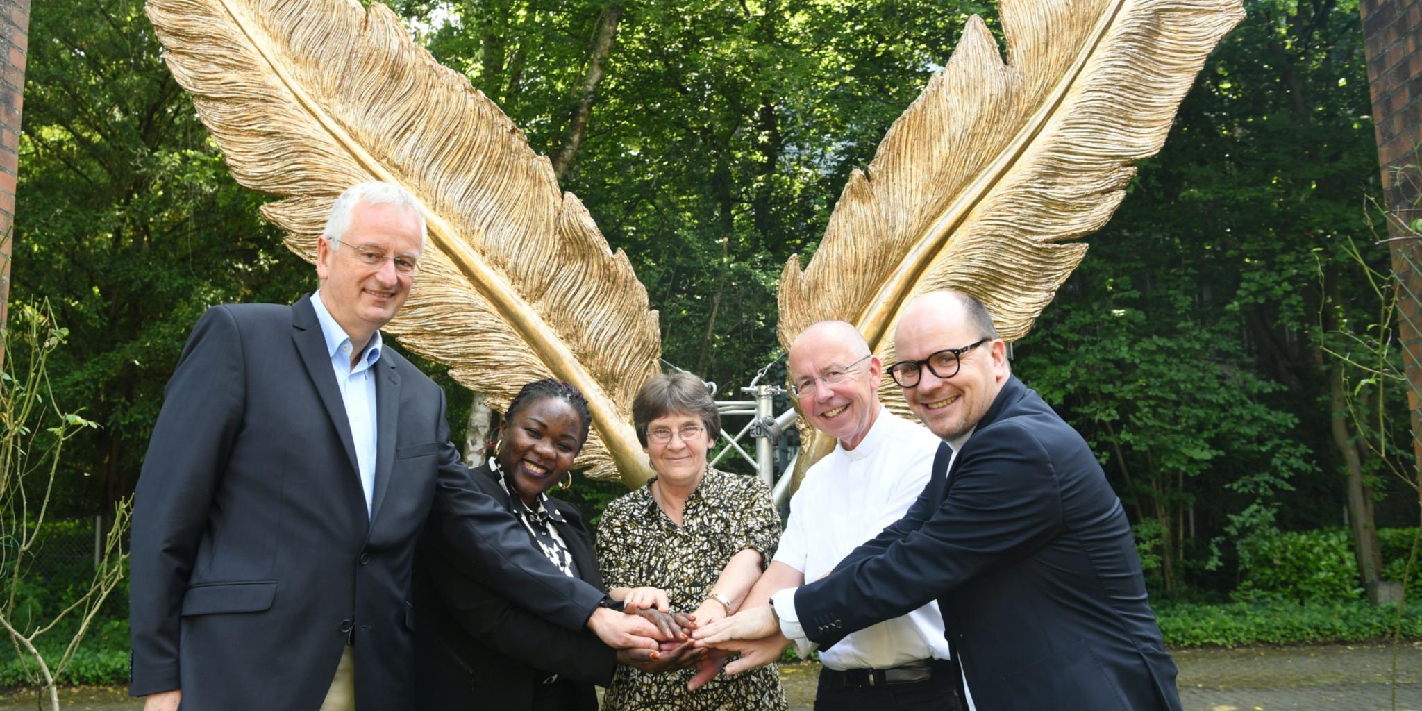 Gemeinsam für Eine Welt ohne Sklaverei (v.l.n.r.): Dr. Gregor von Fürstenberg, Thérèse Mema, Ingrid Janisch, Pfarrer Peter Kossen und missio-Präsident Pfarrer Dirk Bingener