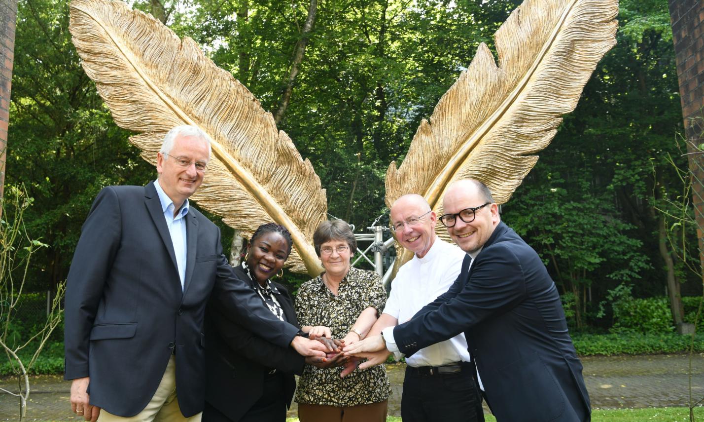 Gemeinsam für Eine Welt ohne Sklaverei (v.l.n.r.): Dr. Gregor von Fürstenberg, Thérèse Mema, Ingrid Janisch, Pfarrer Peter Kossen und missio-Präsident Pfarrer Dirk Bingener