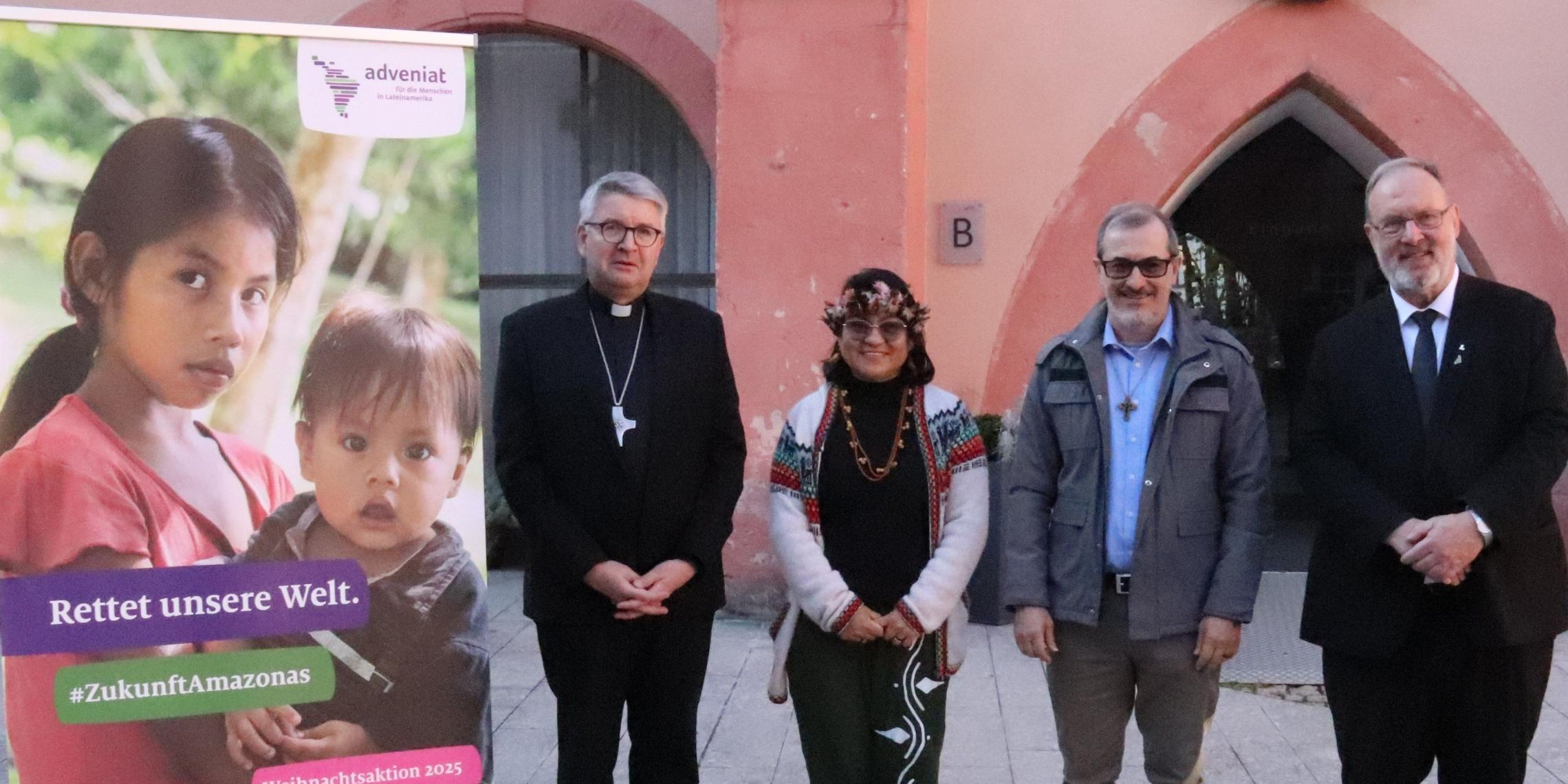 Bischof Dr. Peter Kohlgraf von Mainz, Schwester Elis dos Santos von der Casa Amazônica in Manaus/Brasilien, Bischof Vicente Ferreira von Livramento de Nossa Senhora/Brasilien und der Hauptgeschäftsführer des Lateinamerika-Hilfswerks Adveniat (von links) bei der Pressekonferenz anlässlich der Eröffnung der bundesweiten Adveniat-Weihnachtsaktion am 1. Adventssonntag im Bistum Mainz.