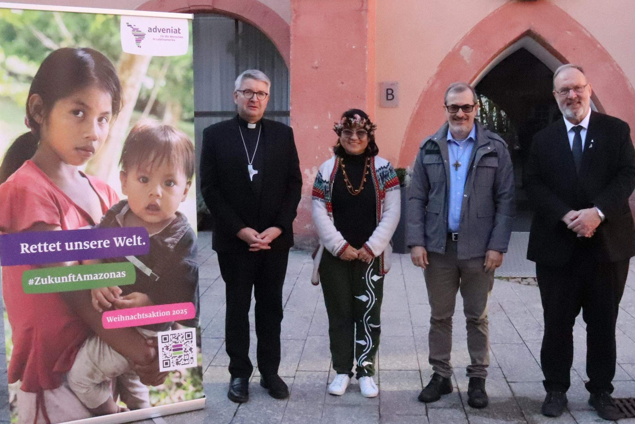 Bischof Dr. Peter Kohlgraf von Mainz, Schwester Elis dos Santos von der Casa Amazônica in Manaus/Brasilien, Bischof Vicente Ferreira von Livramento de Nossa Senhora/Brasilien und der Hauptgeschäftsführer des Lateinamerika-Hilfswerks Adveniat (von links) bei der Pressekonferenz anlässlich der Eröffnung der bundesweiten Adveniat-Weihnachtsaktion am 1. Adventssonntag im Bistum Mainz.
