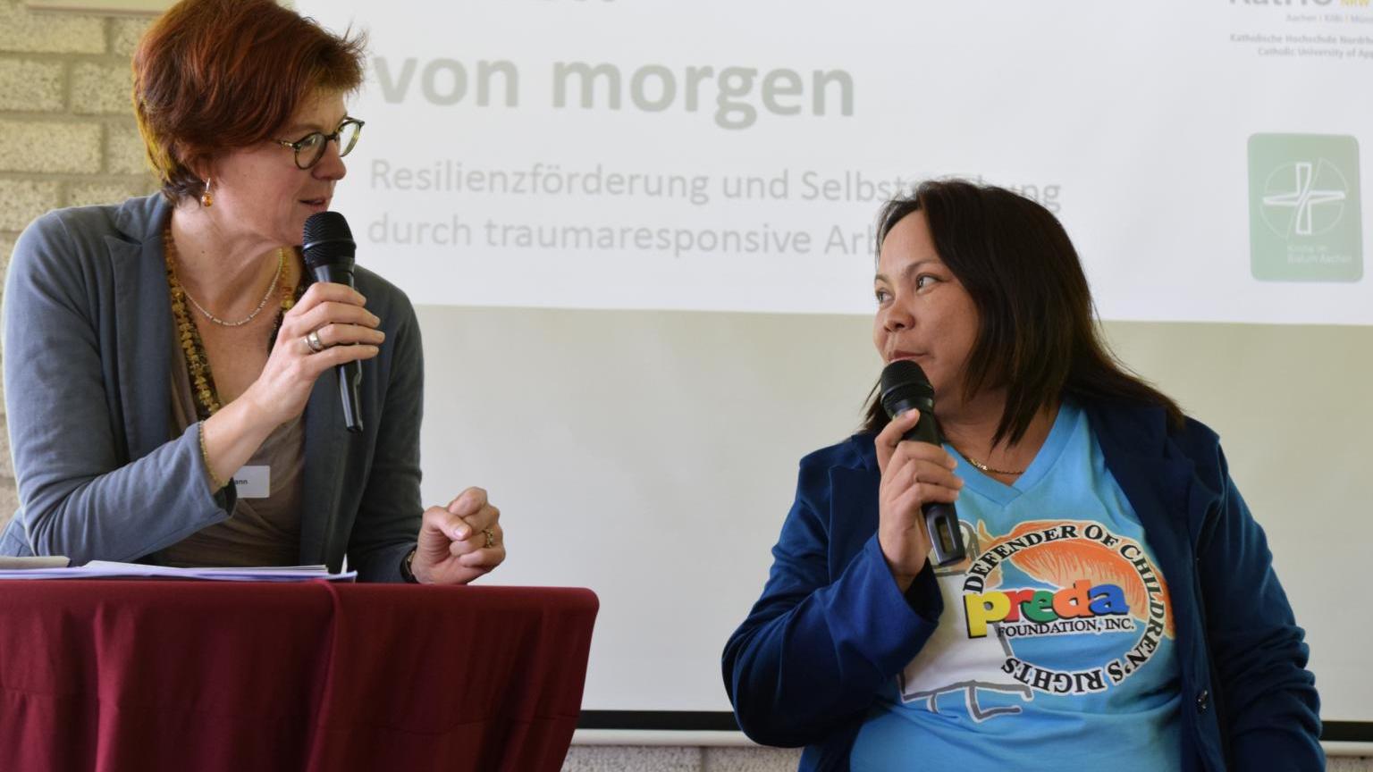 Anke Reermann, missio-Diözesanreferentin beim Bistum Aachen mit Marly Capio von der philippinischen Hilfsorganisation PREDA, welche Traumaarbeit mit Opfern sexueller Gewalt leistet.