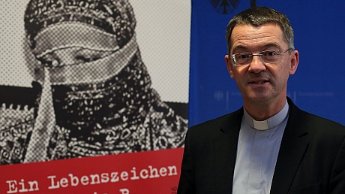 2014 sammelte missio rund 18.450 Unterschriften für die Freiheit von Asia Bibi. Prälat Klaus Krämer übergab sie zum Tag der Menschenrechte in Berlin an die Bundesregierung. Jetzt ruft missio zum Gebet auf.