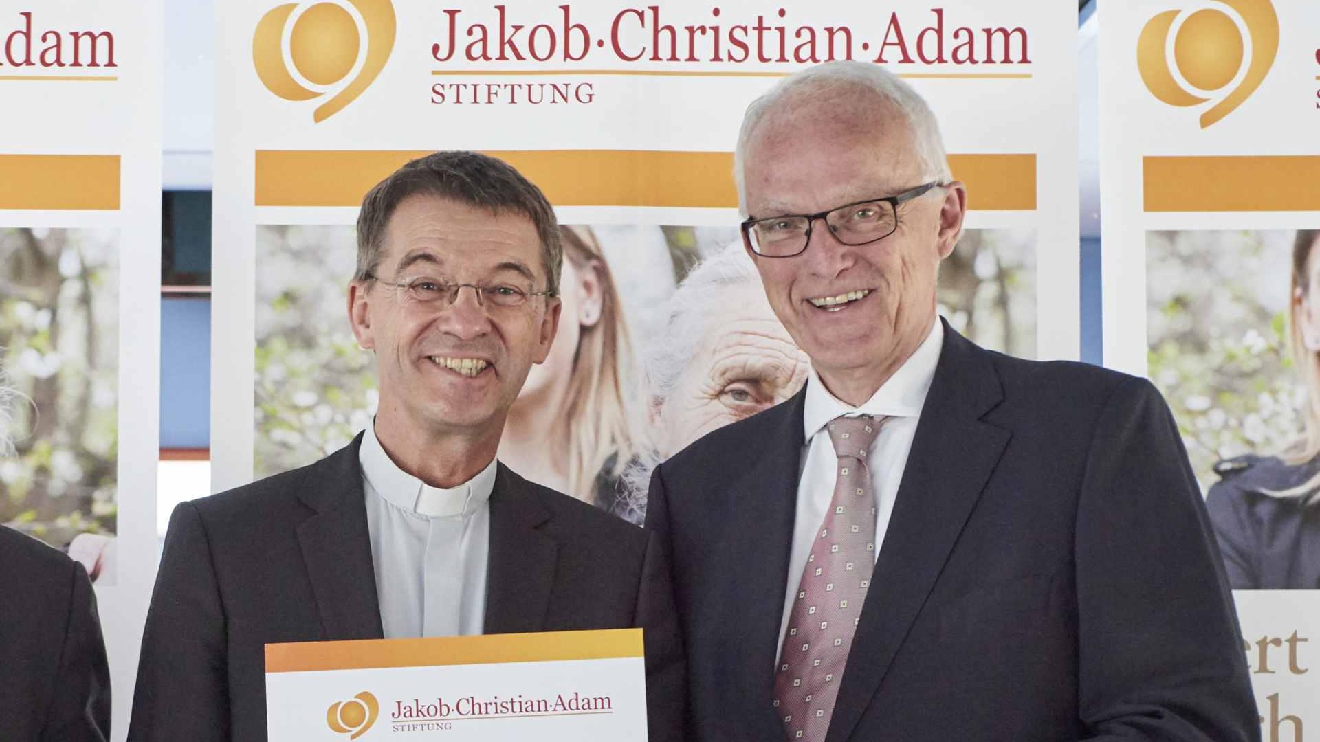Dr. Klaus Krämer (Präsident missio + Sternsinger) und Prof. Dr. Jürgen Rüttgers bei der Übergabe des 200.000 € Ghana-Förderpreises der Jakob-Christian-Adam-Stiftung (v.l.n.r.)