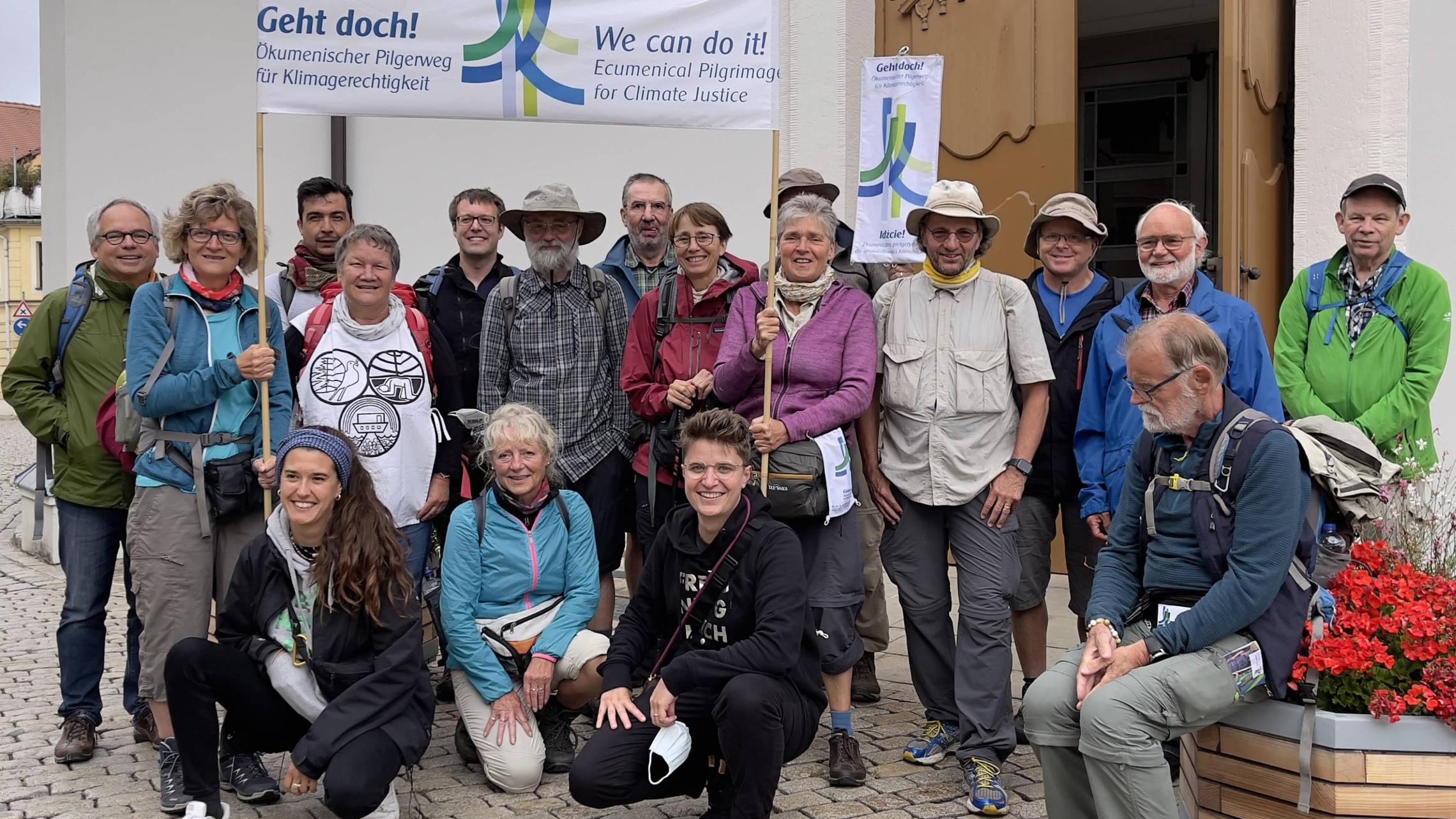 Anna-Nicole Heinrich (vorne rechts) inmitten der Klimapilgernden vor der Marienkirche in Großenhain.