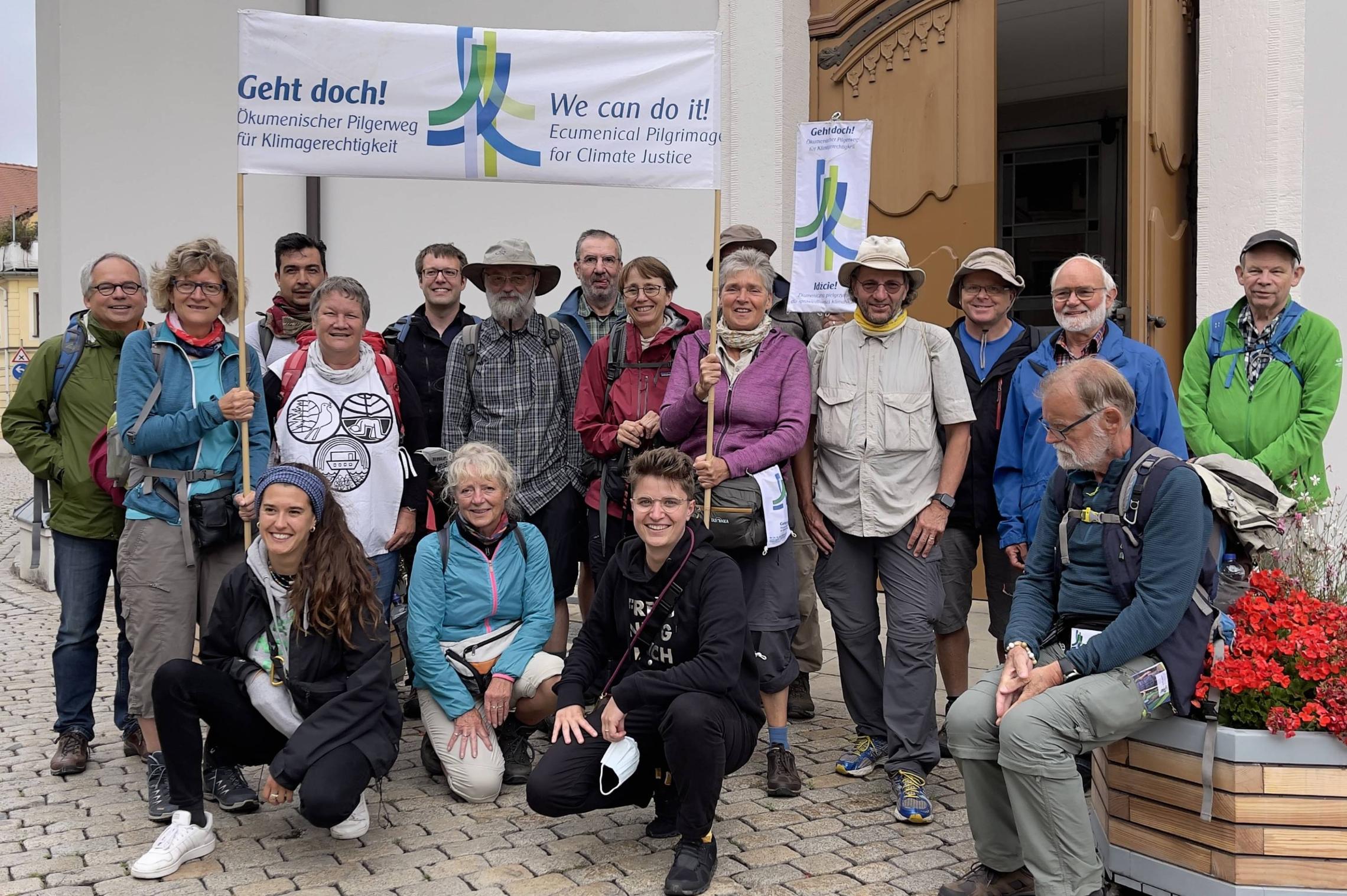 Anna-Nicole Heinrich (vorne rechts) inmitten der Klimapilgernden vor der Marienkirche in Großenhain.