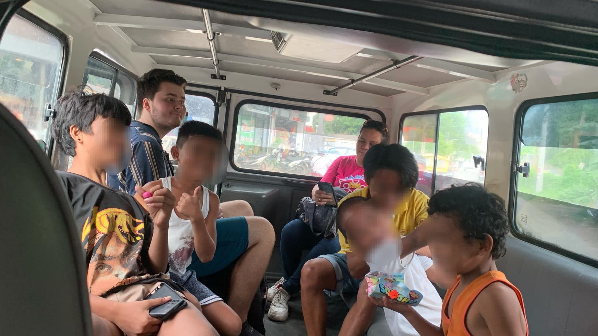 Tibo mit den Kindern im Bus