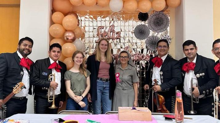 Die beiden deutschen Freiwilligen bei einer Geburtstagsfeier mit mexikanischer Mariachi-Band.