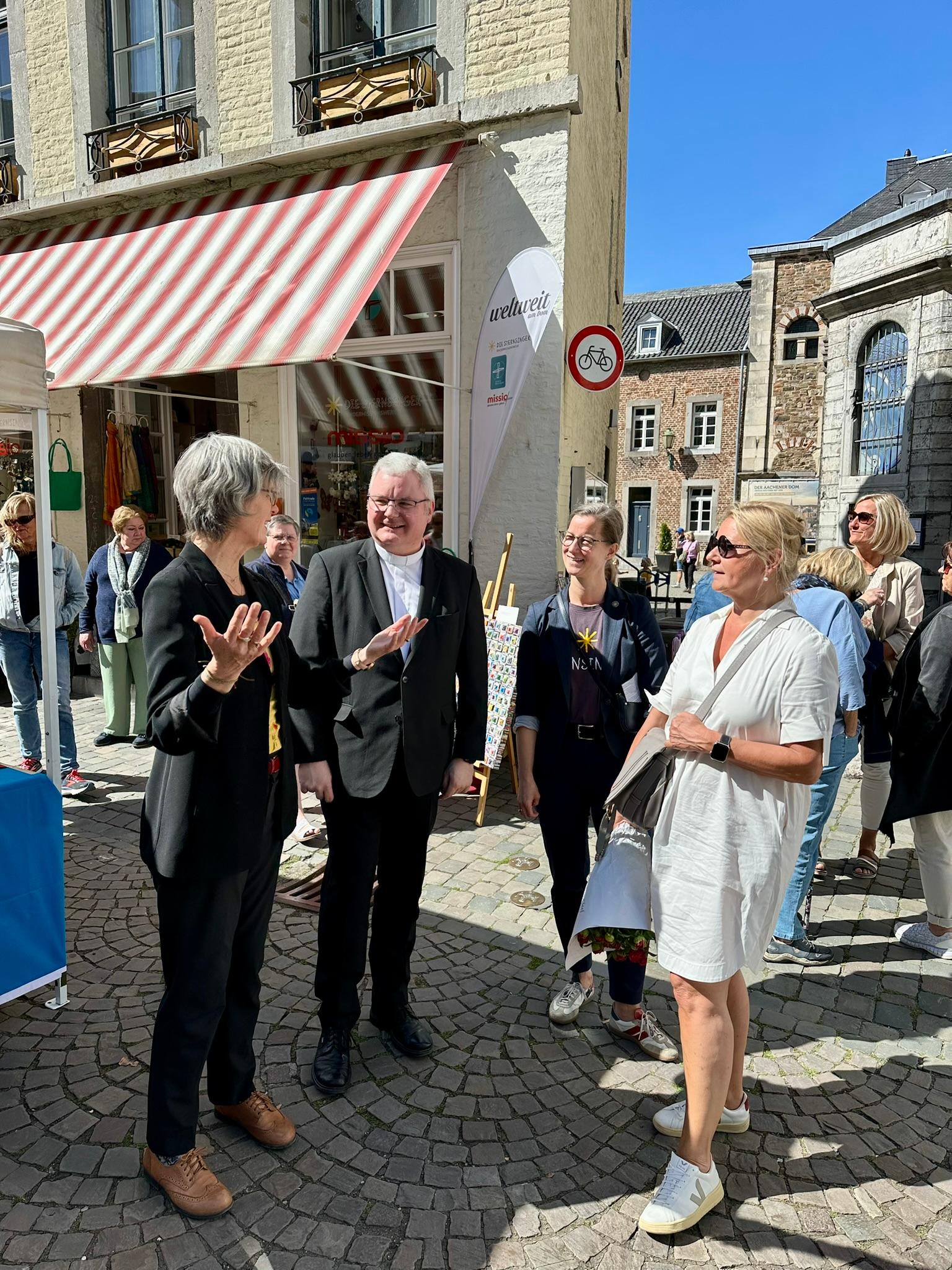 Generalvikar Jan Nienkerke zu Besuch bei 'weltweit am Dom'.