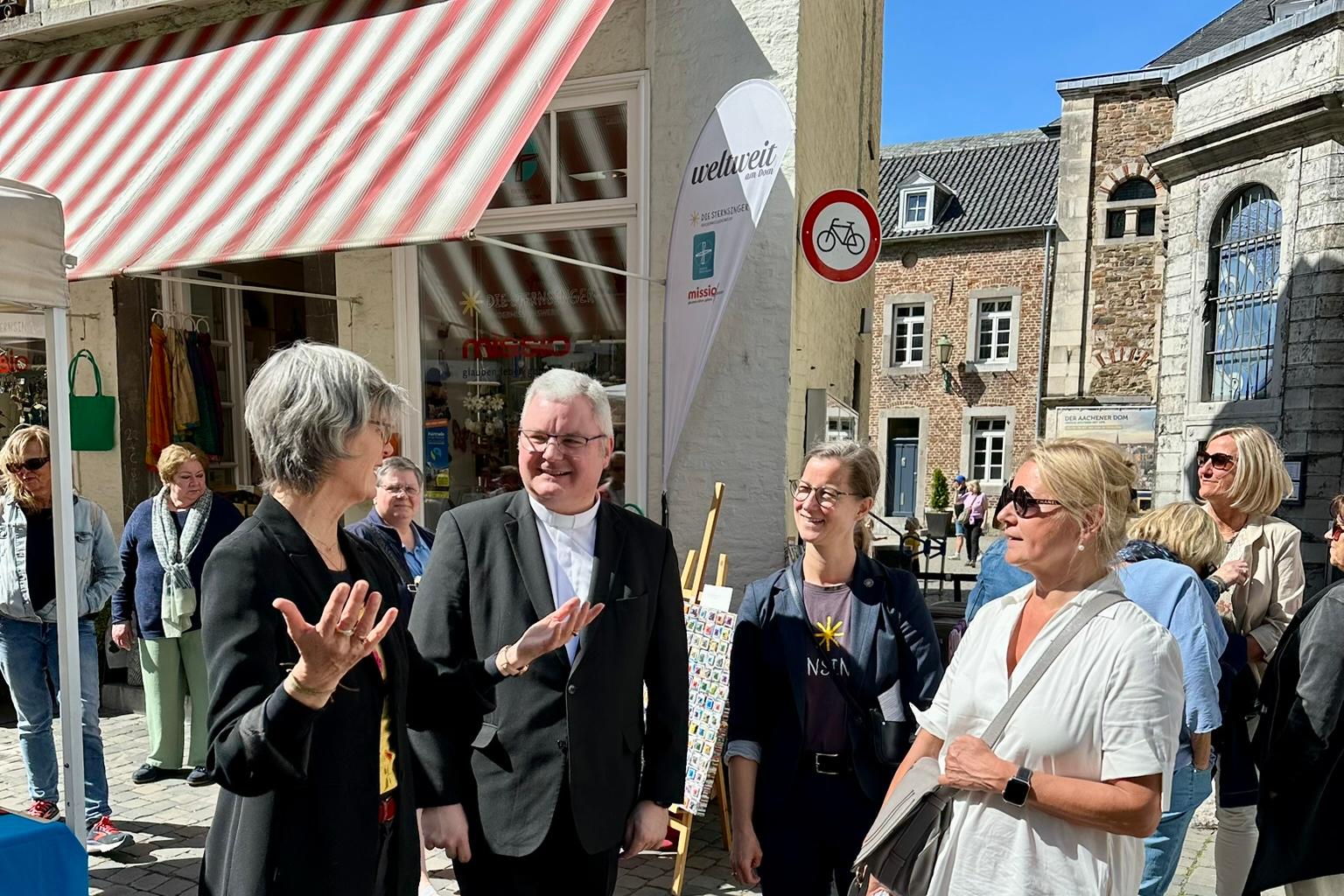 Generalvikar Jan Nienkerke zu Besuch bei 'weltweit am Dom'.