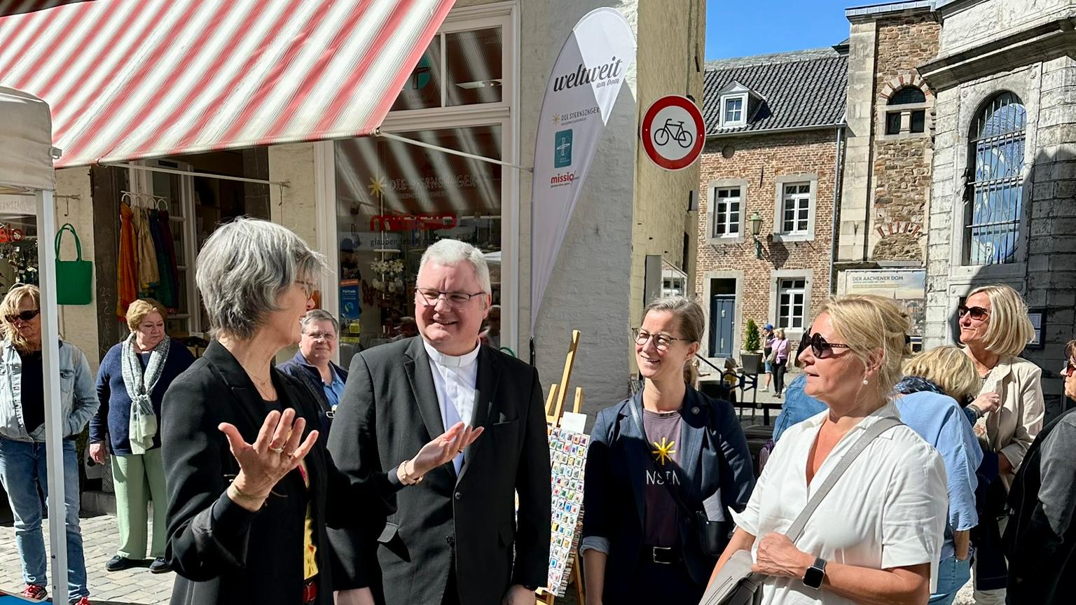 Generalvikar Jan Nienkerke zu Besuch bei 'weltweit am Dom'.