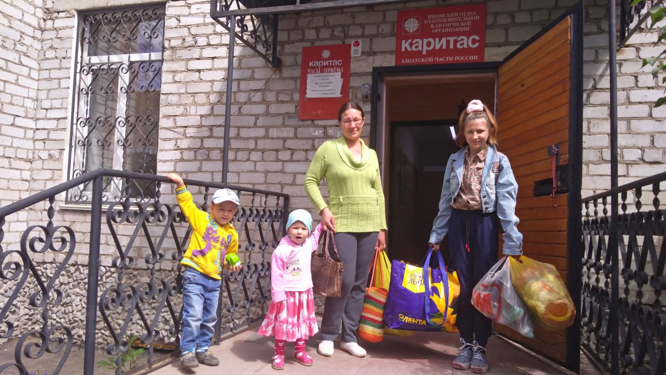 Elena vor der Caritas Ischim
