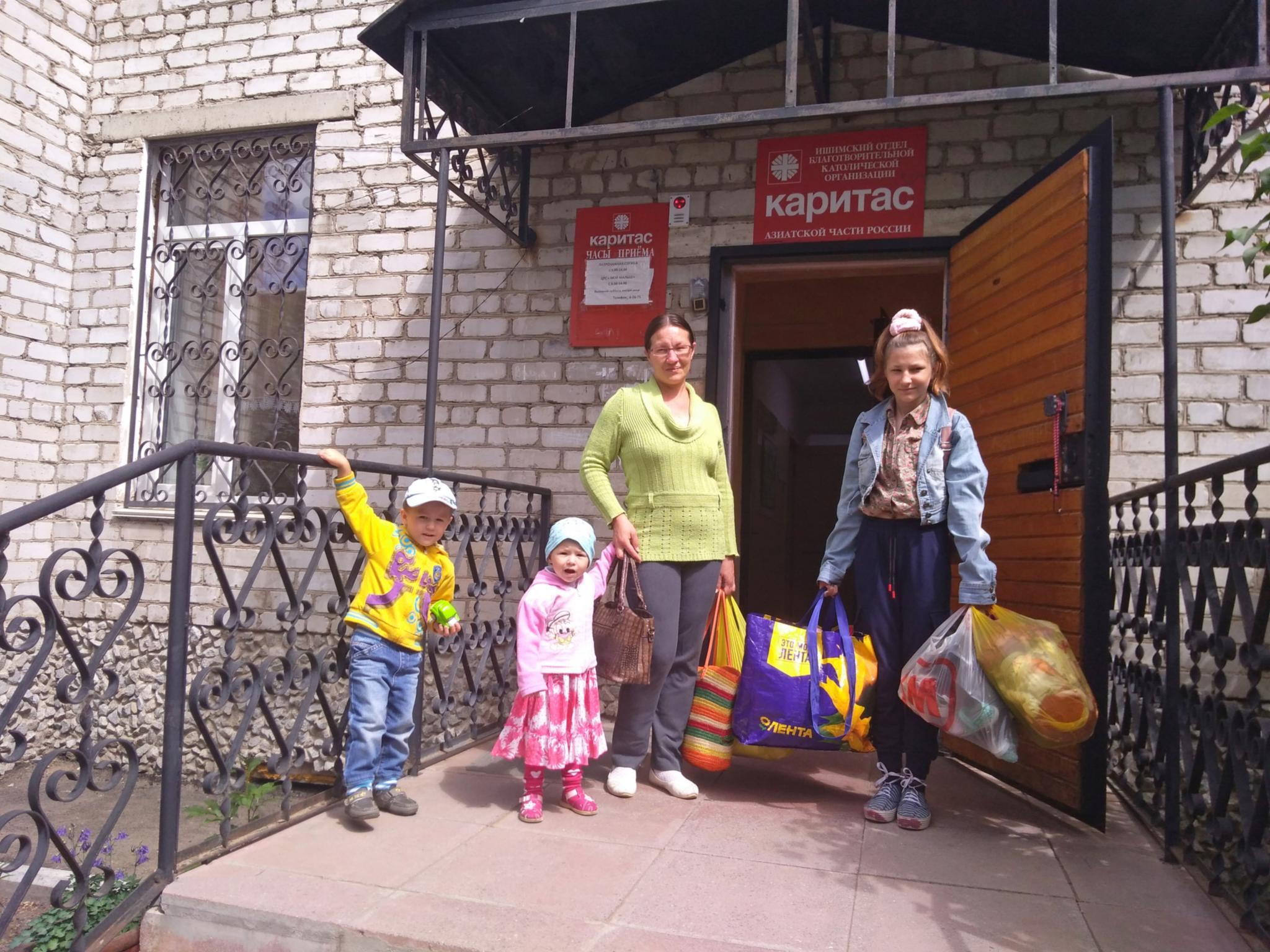 Elena vor der Caritas Ischim