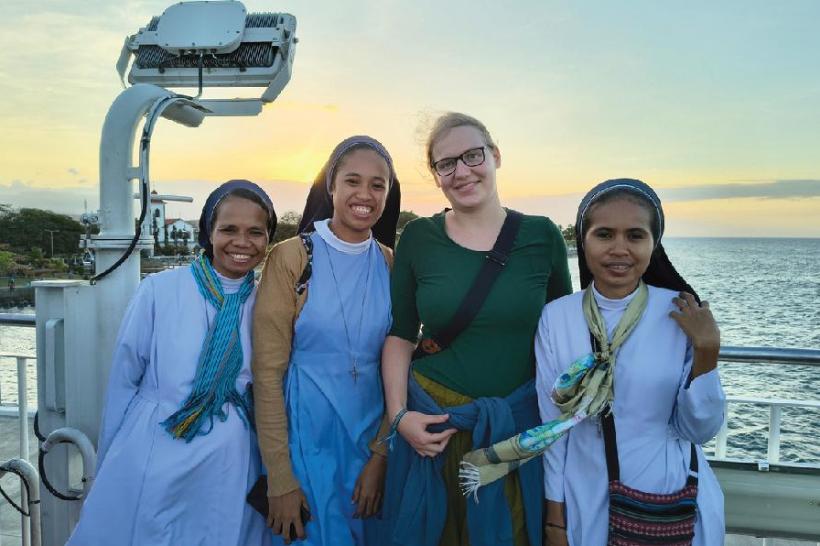 Pia Hamm mit einigen Schwestern in Ost-Timor.