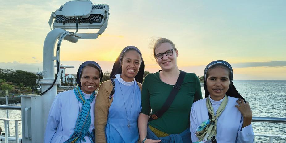 Pia Hamm mit einigen Schwestern in Ost-Timor.