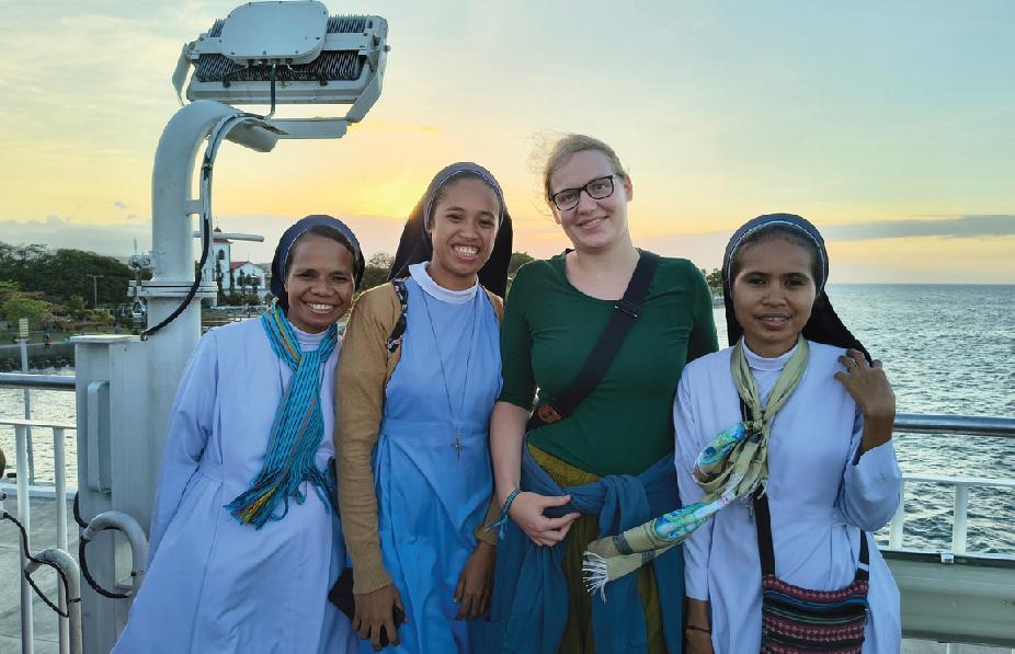 Pia Hamm mit einigen Schwestern in Ost-Timor.