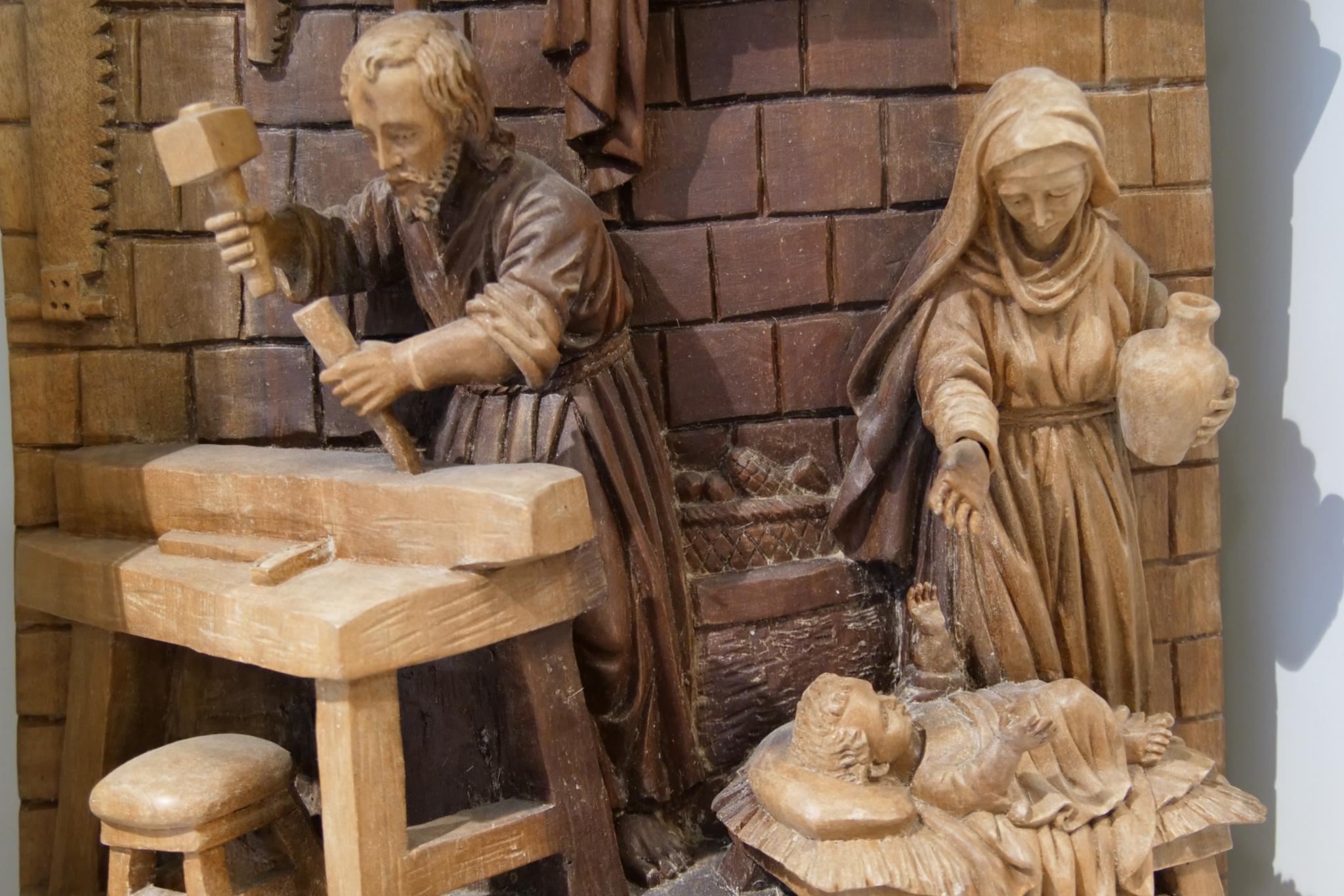 Der Laden bietet insbesondere ein qualifiziertes Angebot zu den christlichen Festen im Jahreskreis. Die seit 23 Jahren stattfindende Krippenausstellung 'Krippen der Einen Welt' hat inzwischen Freude und Anhänger in ganz Europa.