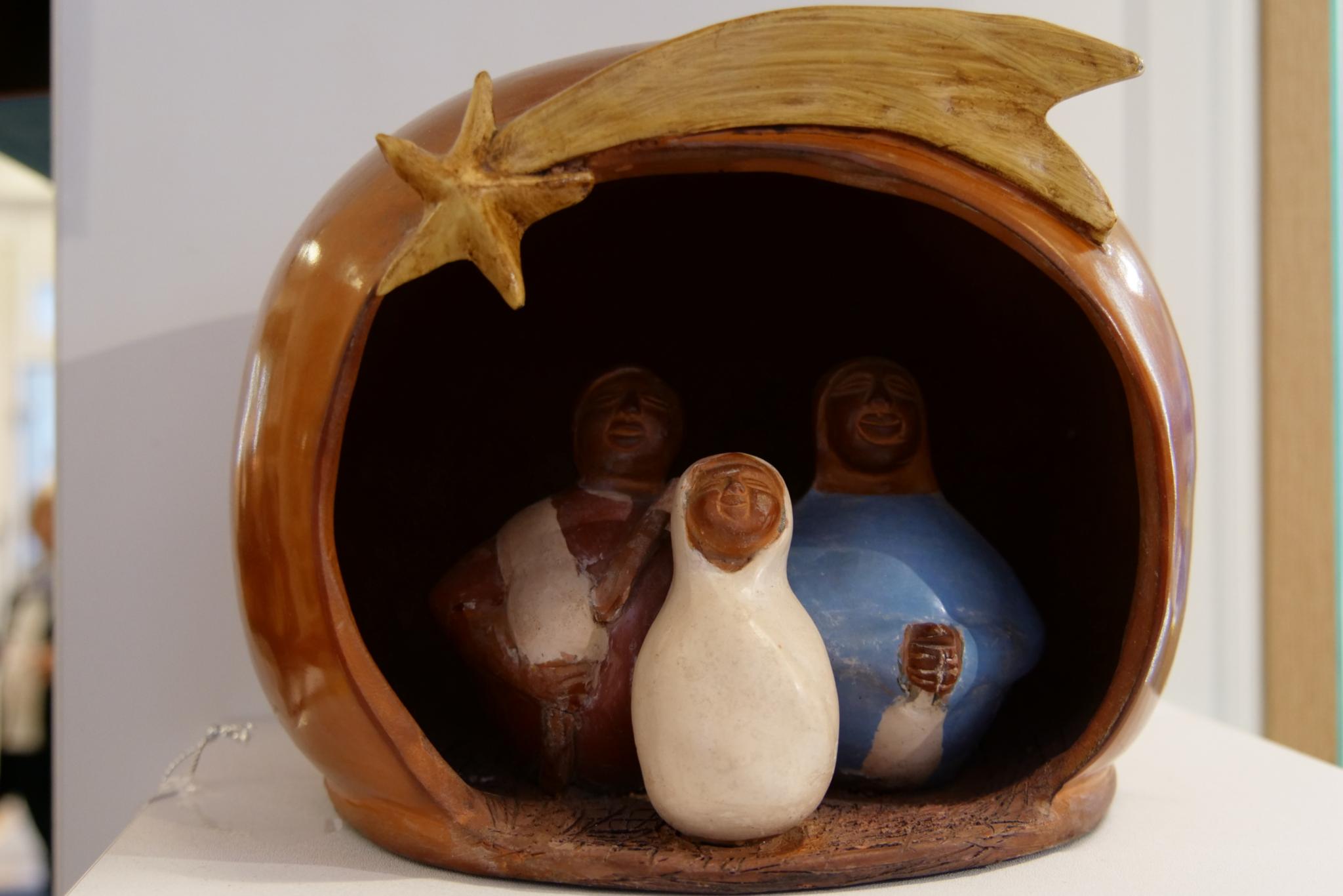 Der Laden bietet insbesondere ein qualifiziertes Angebot zu den christlichen Festen im Jahreskreis. Die seit 23 Jahren stattfindende Krippenausstellung 'Krippen der Einen Welt' hat inzwischen Freude und Anhänger in ganz Europa.