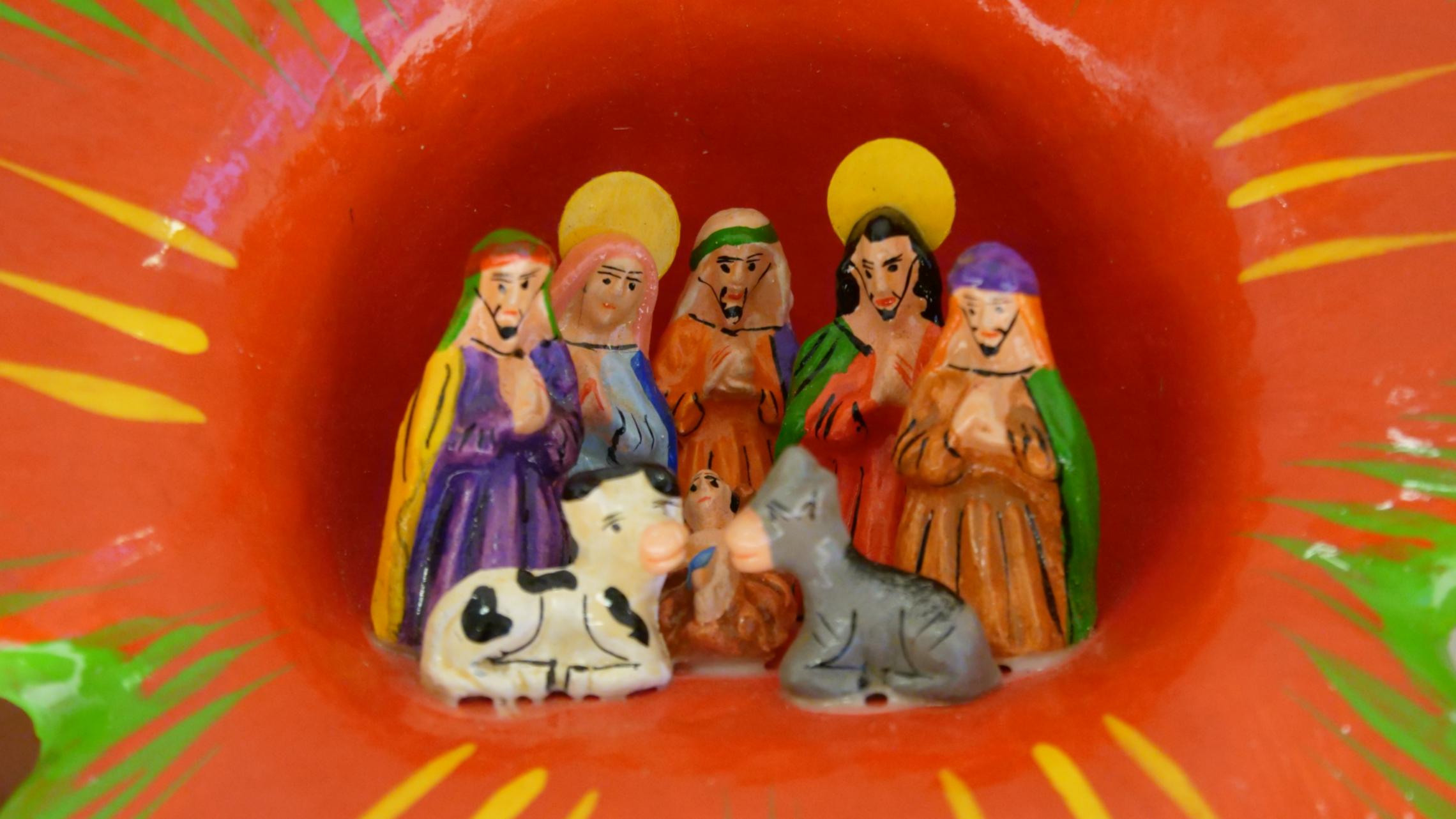 Der Laden bietet insbesondere ein qualifiziertes Angebot zu den christlichen Festen im Jahreskreis. Die seit 23 Jahren stattfindende Krippenausstellung 'Krippen der Einen Welt' hat inzwischen Freude und Anhänger in ganz Europa.