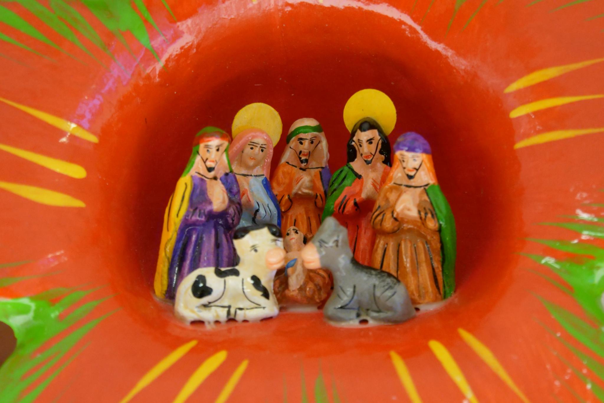 Der Laden bietet insbesondere ein qualifiziertes Angebot zu den christlichen Festen im Jahreskreis. Die seit 23 Jahren stattfindende Krippenausstellung 'Krippen der Einen Welt' hat inzwischen Freude und Anhänger in ganz Europa.