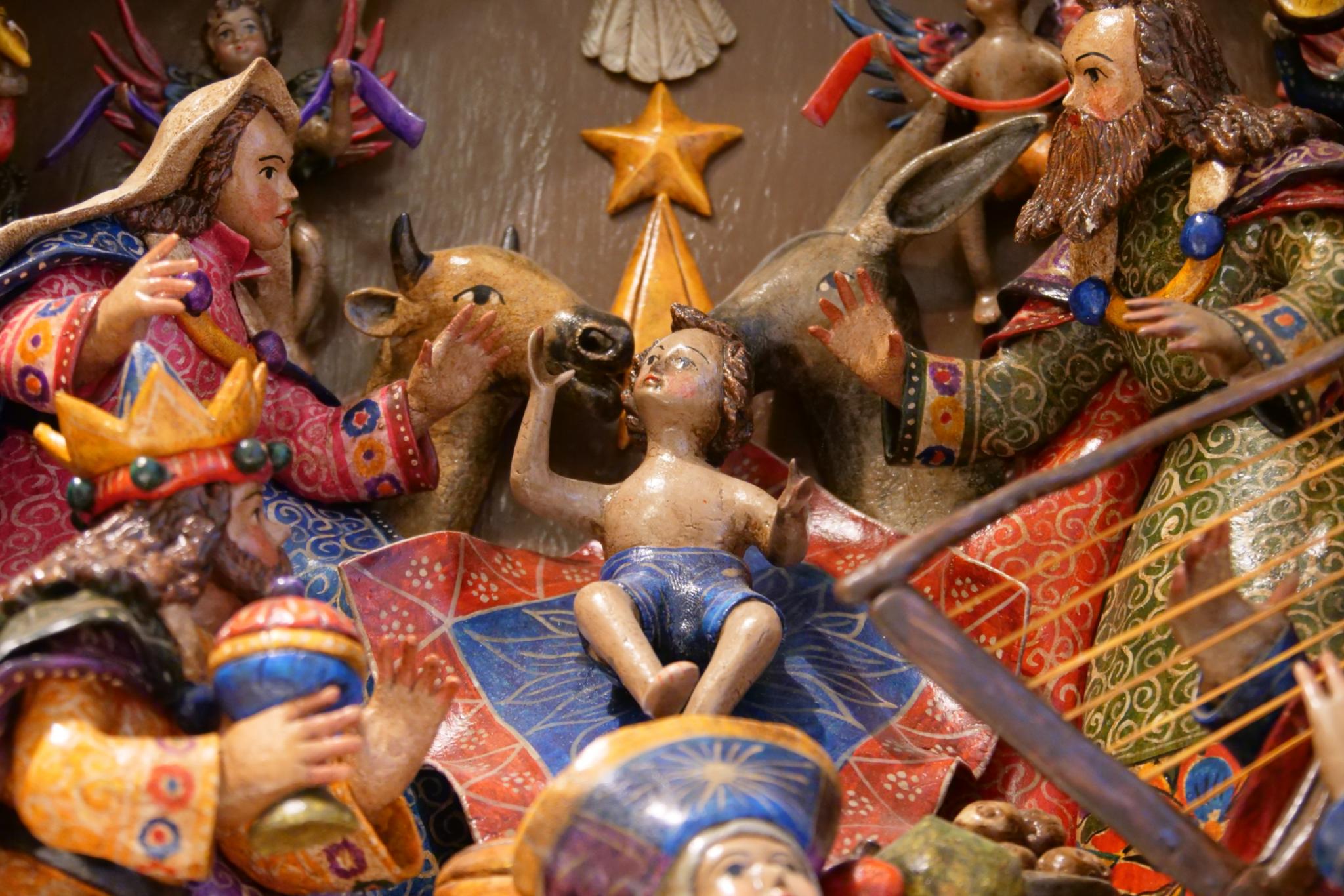 Der Laden bietet insbesondere ein qualifiziertes Angebot zu den christlichen Festen im Jahreskreis. Die seit 23 Jahren stattfindende Krippenausstellung 'Krippen der Einen Welt' hat inzwischen Freude und Anhänger in ganz Europa.
