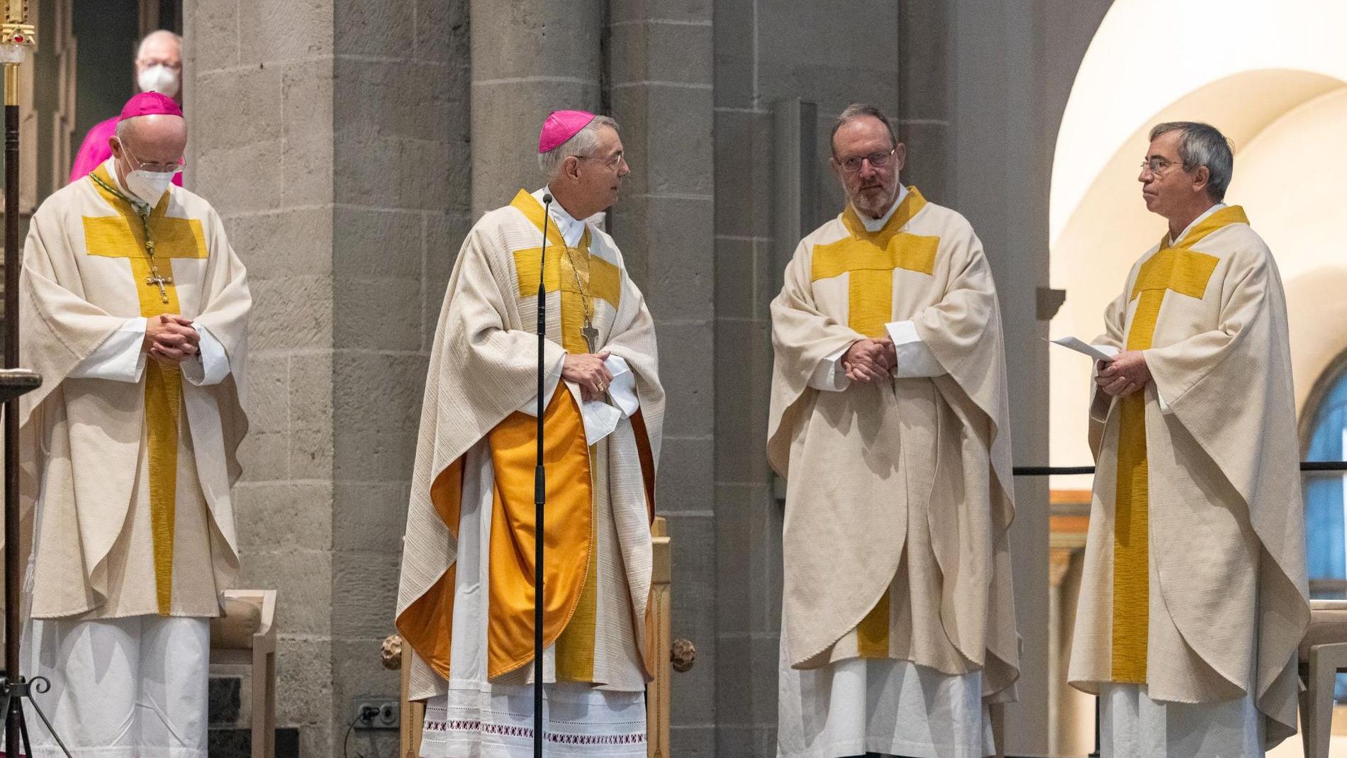 Erzbischof Dr. Ludwig Schick (2. v.l.), Vorsitzender der Kommission Weltkirche der Deutschen Bischofskonferenz, hat den Festgottesdienst im Essener Dom anlässlich des Stabwechsels bei Adveniat geleitet. Der Jesuit Pater Martin Maier (2. v.r.) folgt auf Pater Michael Heinz (l.). Essens Bischof Franz-Josef Overbeck (r.) leitet das Lateinamerika-Hilfswerk.