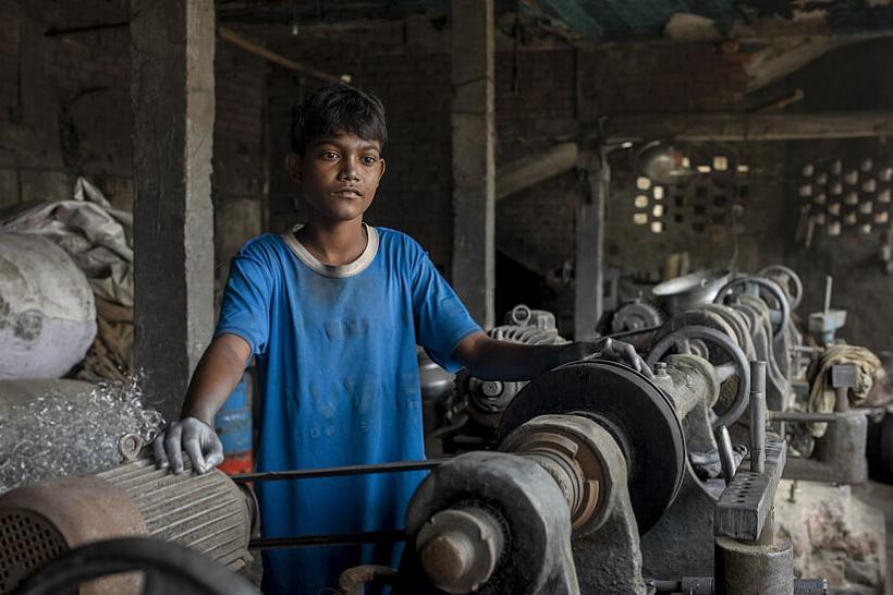 Mit zehn Jahren musste Tazim bereits zehn Stunden am Tag in einer Aluminiumfabrik arbeiten. Ein Schicksal, das er mit unzähligen Kindern und Jugendlichen in Bangladesch teilt.