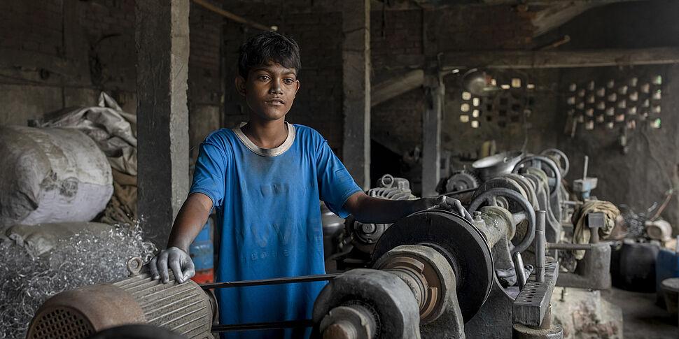 Mit zehn Jahren musste Tazim bereits zehn Stunden am Tag in einer Aluminiumfabrik arbeiten. Ein Schicksal, das er mit unzähligen Kindern und Jugendlichen in Bangladesch teilt.