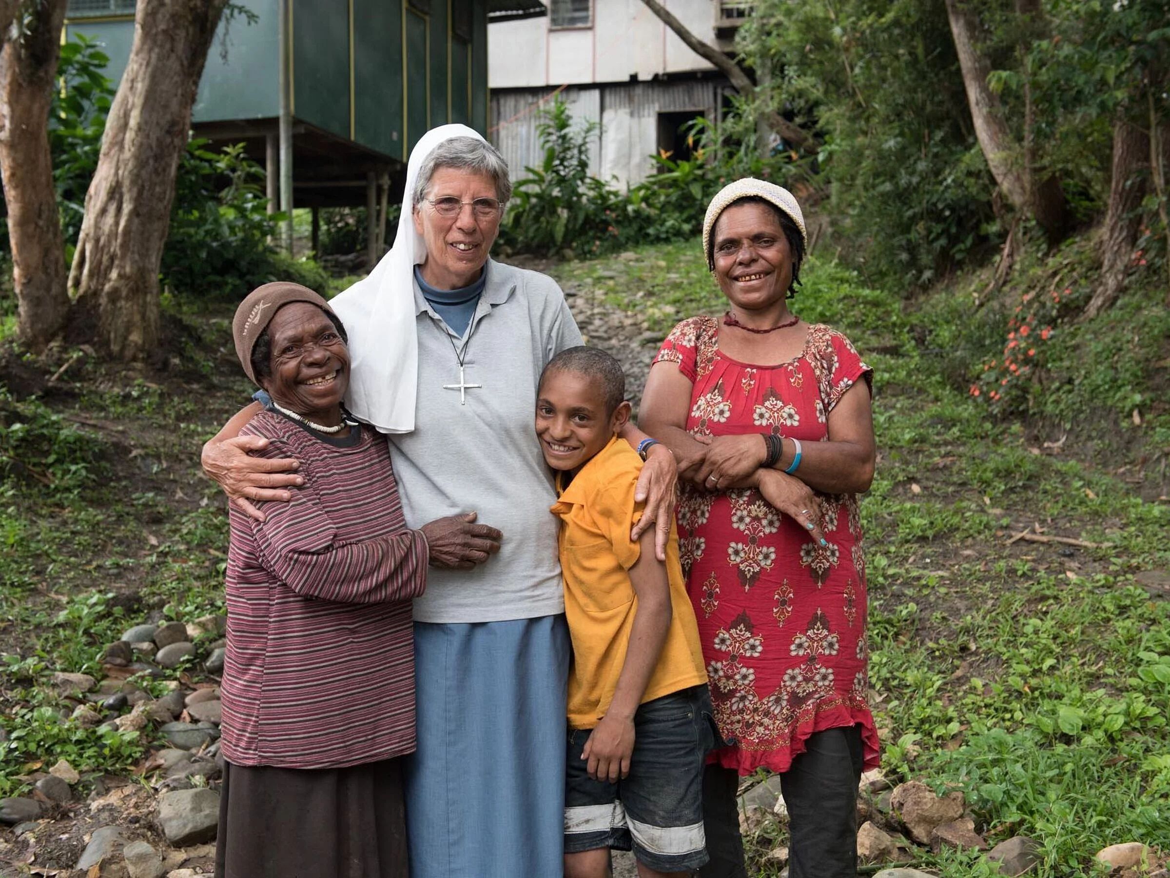 Christina (r.) mit ihrem Sohn Jonathan und ihrer Mutter Martha und Sr. Lorena. Sie ist Überlebende einer „Hexen”-Verbrennung 2012 in der Nähe von Mendi und wohnt nun weit entfernt in Kundiawa, Papua-Neuguinea.