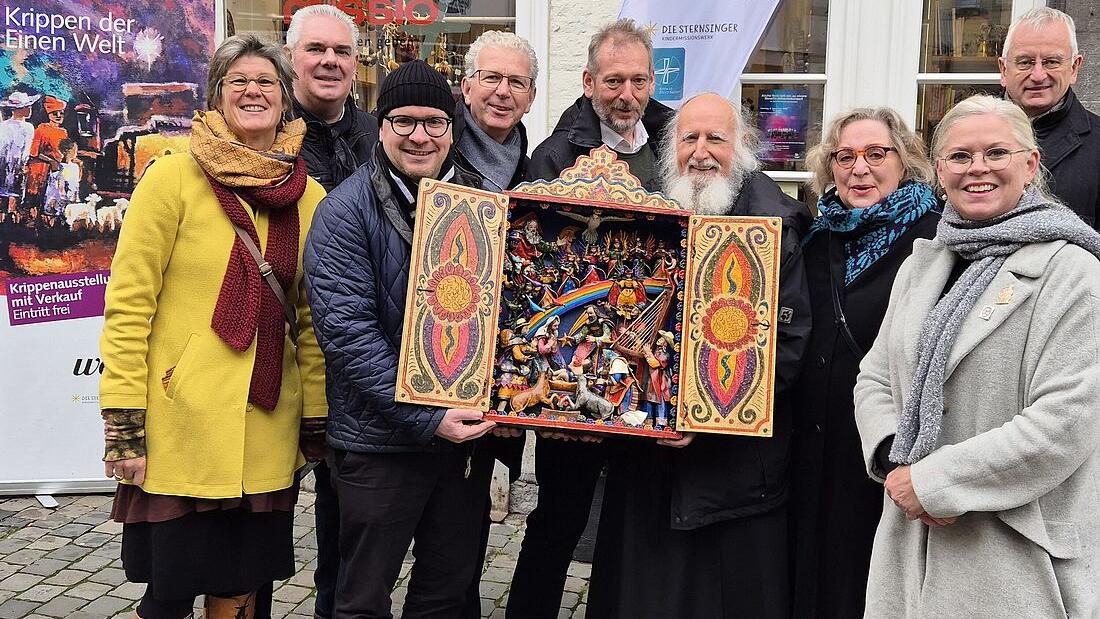 Anke Reermann, missio-Diözesanreferentin, Geschäftsführung Weltweit am Dom, Ingo Jungen, Landesgemeinschaft der Krippenfreunde im Rheinland und Westfalen e.V., Pfarrer Dirk Bingener, Präsident missio Aachen e.V. und Kindermissionswerk ,Die Sternsinger‘, Thomas Bürgerhausen, Leiter Weltweit am Dom, Organisator der Ausstellung, Markus Offner, Leiter der Stabsabteilung Kirche im Dialog im Bischöflichen Generalvikariat, Pater Dr. Anselm Grün OSB, Benediktinerabtei Münsterschwarzach, Hilde Scheidt, Bürgermeisterin der Stadt Aachen, Caroline Weber, Kulturbüro Rheinstil, Aachener Krippenweg, Dr. Gregor von Fürstenberg, Vorstandsmitglied von missio Aachen e.V. und dem Kindermissionswerk die „Sternsinger“.