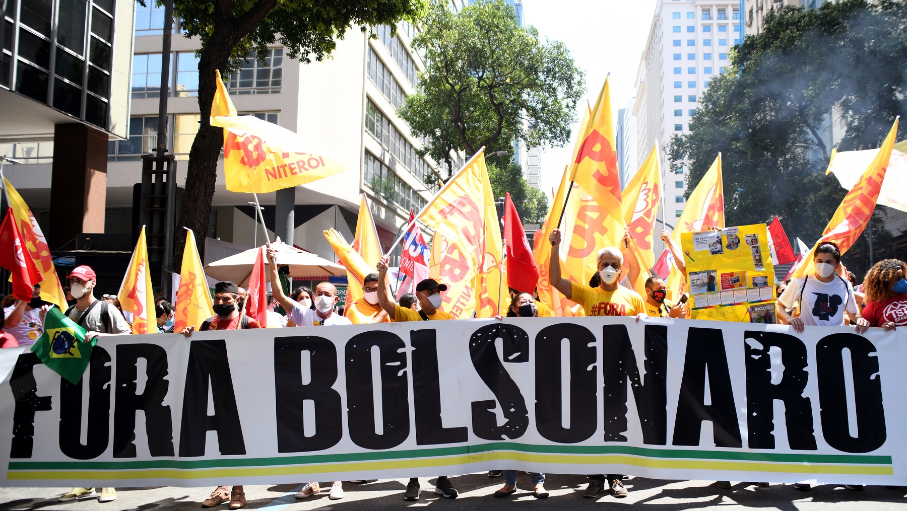 „Bolsonaro raus“ ist auf diesem Transparenz einer Anti-Bolsonaro-Demonstration in Rio de Janeiro am 2. Oktober 2021 zu lesen. Genau ein Jahr später am 2. Oktober 2022 stehen nun Präsidentschaftswahlen in Brasilien an.