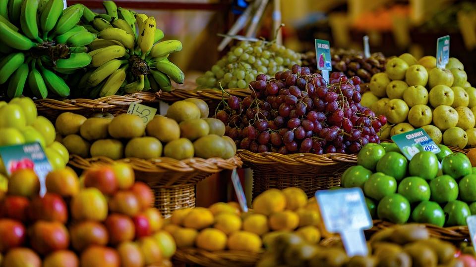 Markt mit tropischen Früchten