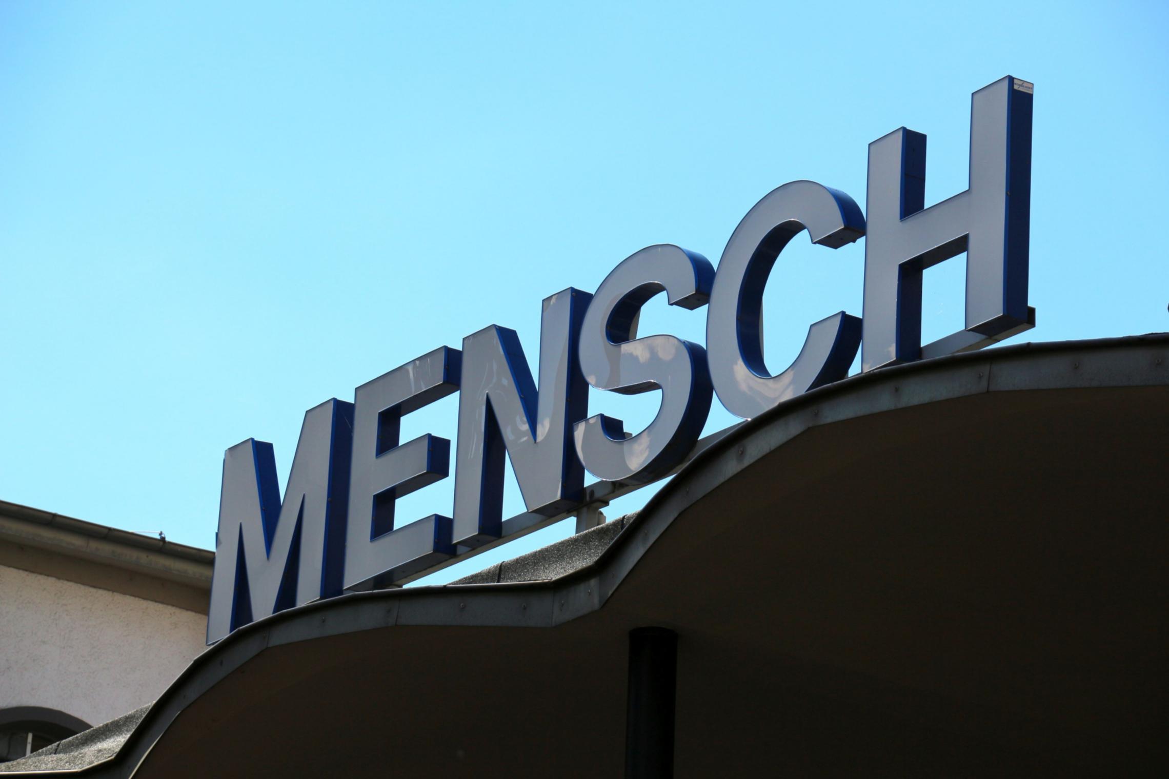 Diakonisches Handeln hat den ganzen Menschen im Blick Beim Diakonischen Handeln steht der Blick auf den ganzen Menschen in seinen vielfältigen Lebenslagen im Mittelpunkt