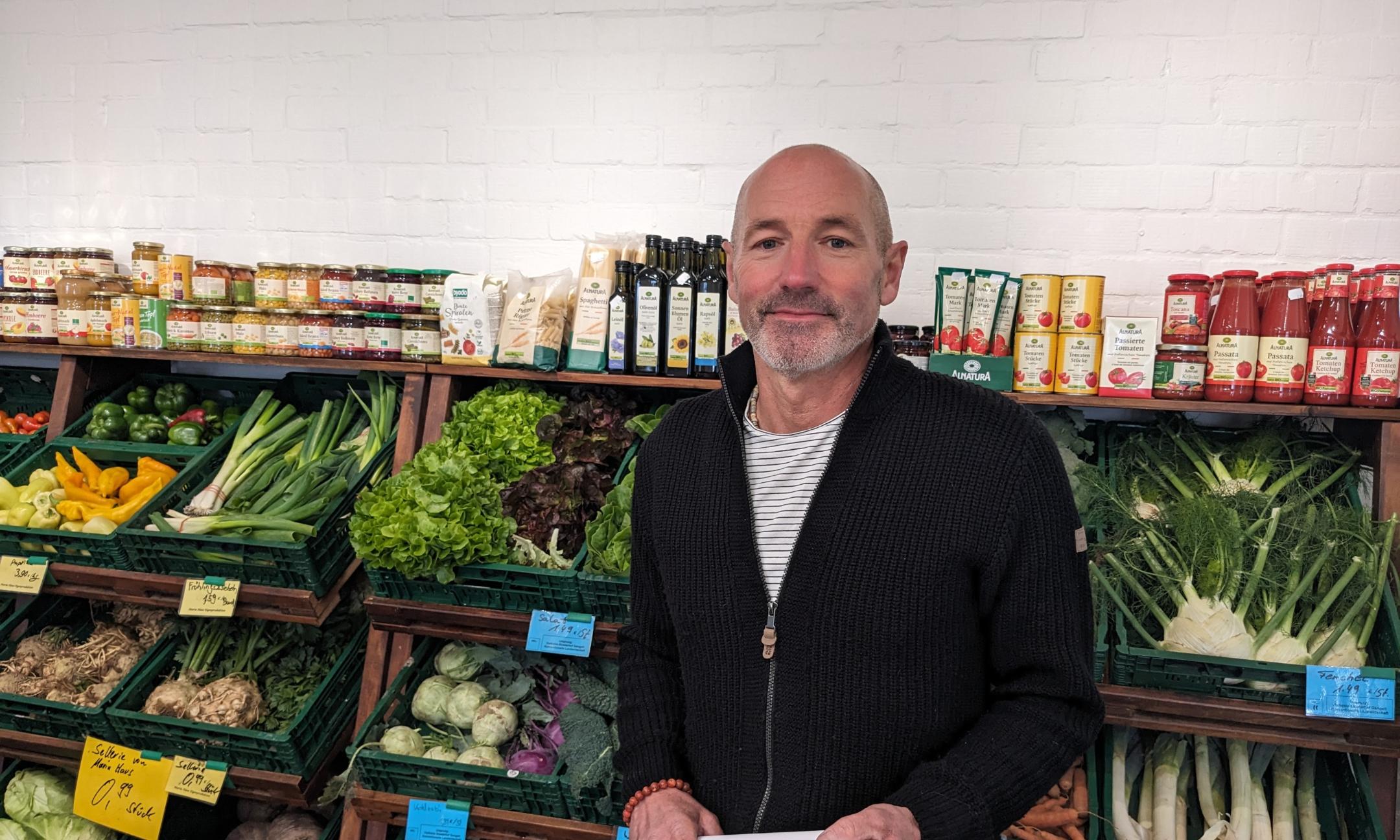 Dirk Büttner betreut den Hofladen der Alexianer (c) Alexianer Aachen / ViaNobis Dirk Büttner betreut den Hofladen der Alexianer