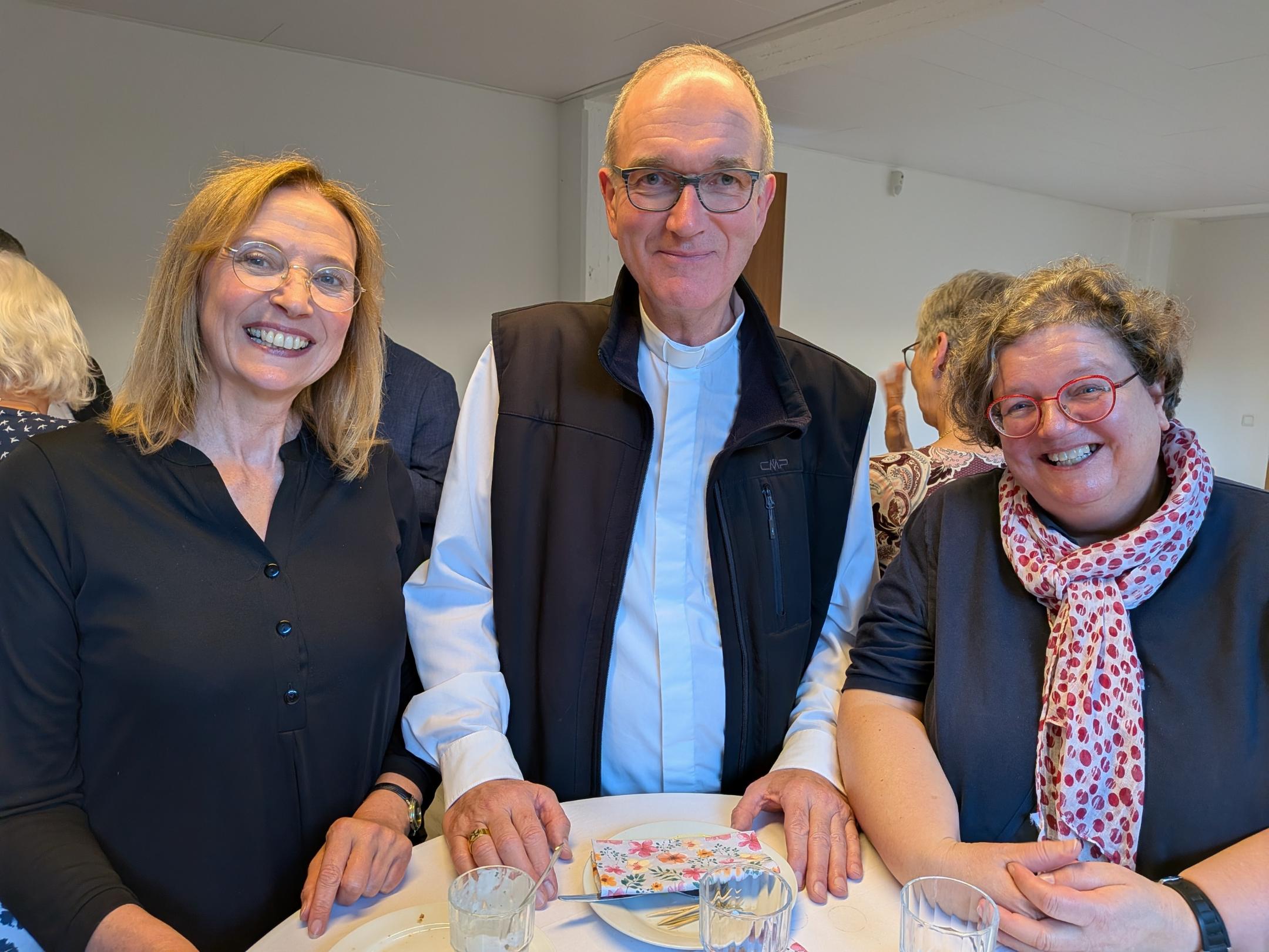 Leiterin Ruth Walter und Gabi Terhorst vom Regionalteam Kempen-Viersen im Austausch mit Weihbischof Borsch.