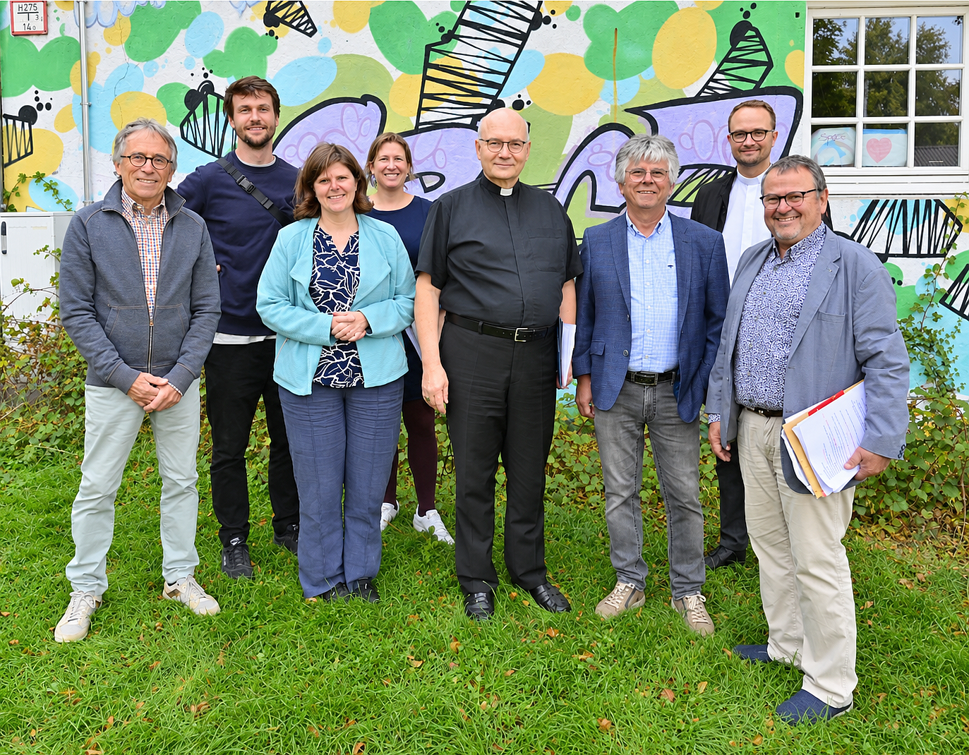 Bischof Helmut Dieser besucht den Jugendtreff „Space“ in Walheim. Bischof Helmut Dieser besucht den Kinder- und Jugendtreff Space in Walheim