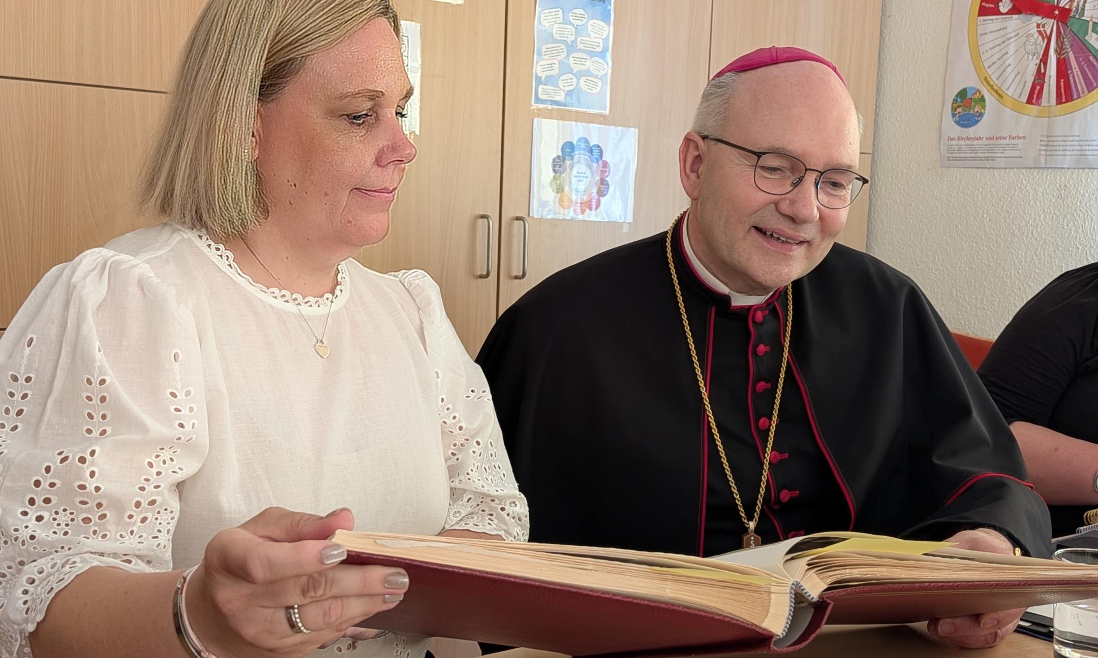 Bischof Dieser besucht Familienzentrum St. Willibrord in Herzogenrath (c) Steffi Sieger-Bücken Bischof Dieser besucht Familienzentrum St. Willibrord in Herzogenrath
