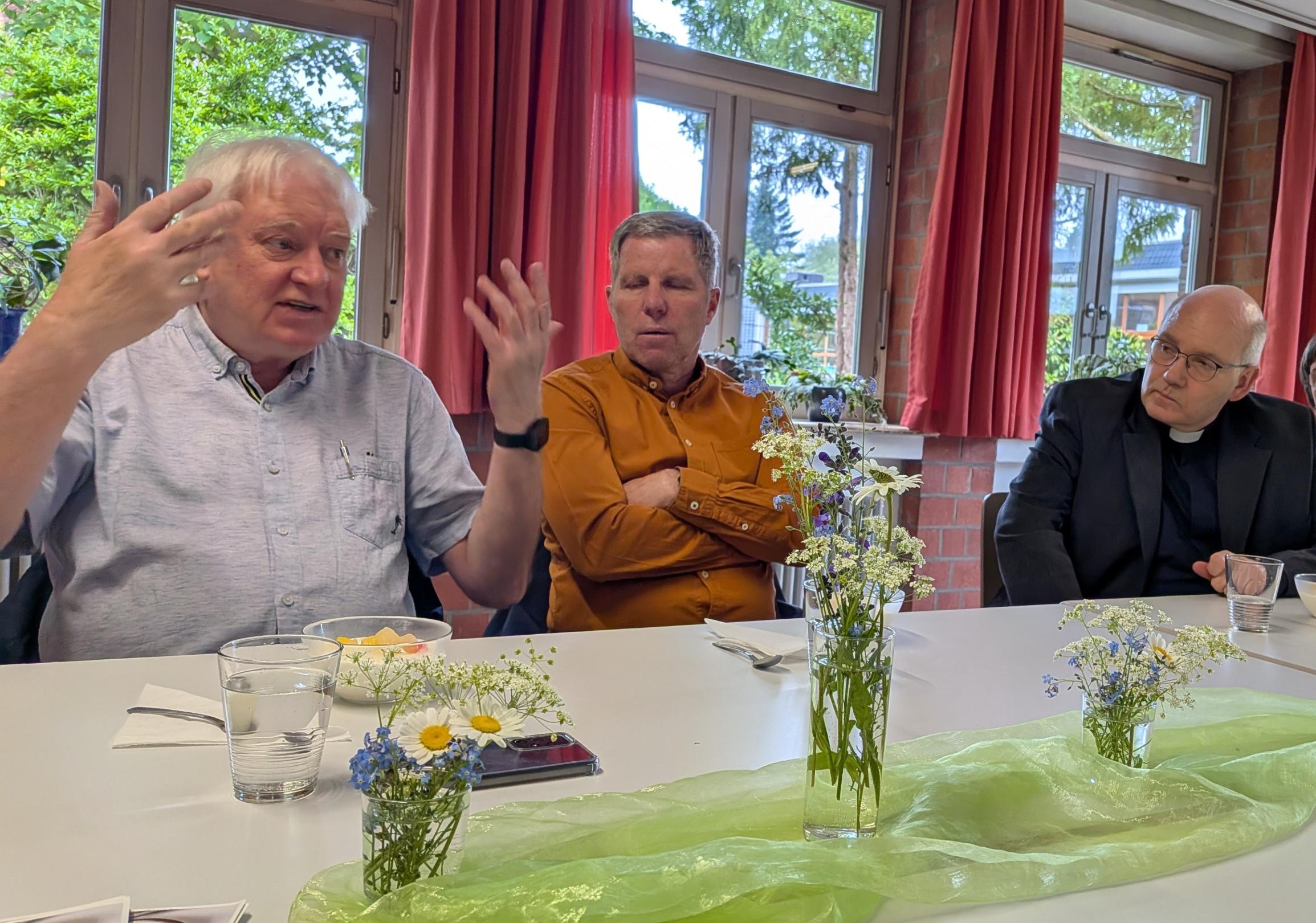 Die Vereine Tellerrand und Vergissmeinnicht e.V. luden Bischof Dieser zu einem herzhaften Mittagessen ein.