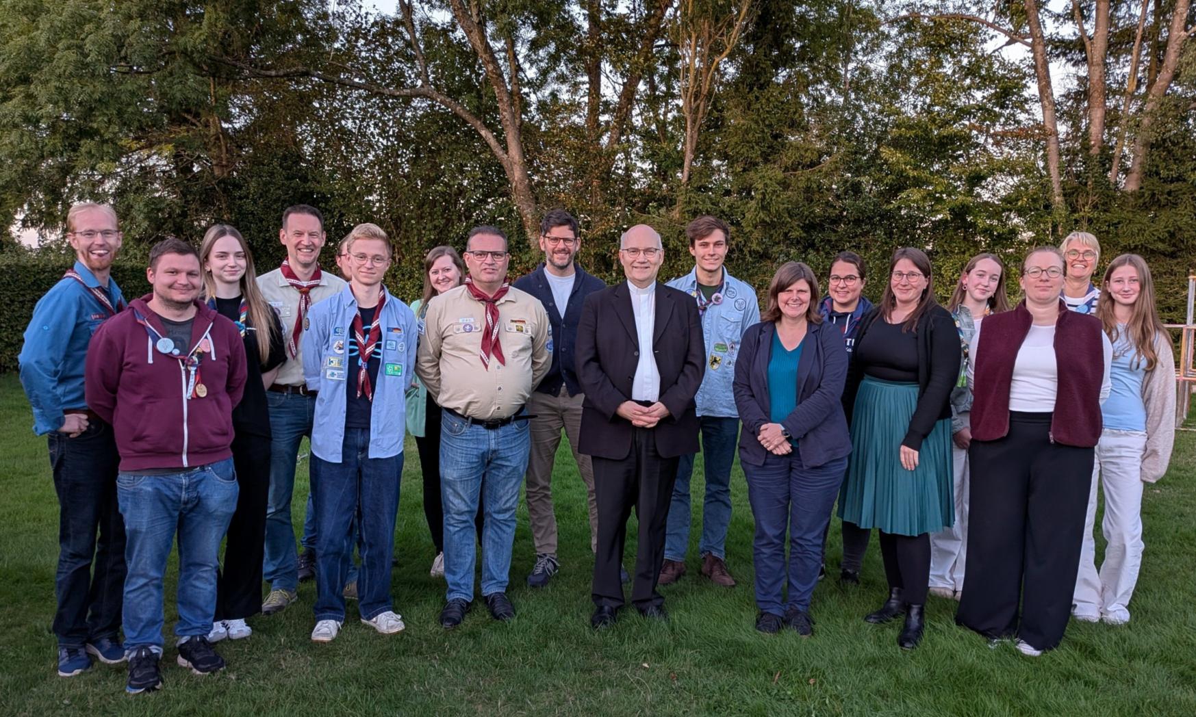 Mehr als nur Knoten und Zelte (c) Steffi Sieger-Bücken Bischof Dieser informiert sich über die Pfadfinder*innenarbeit