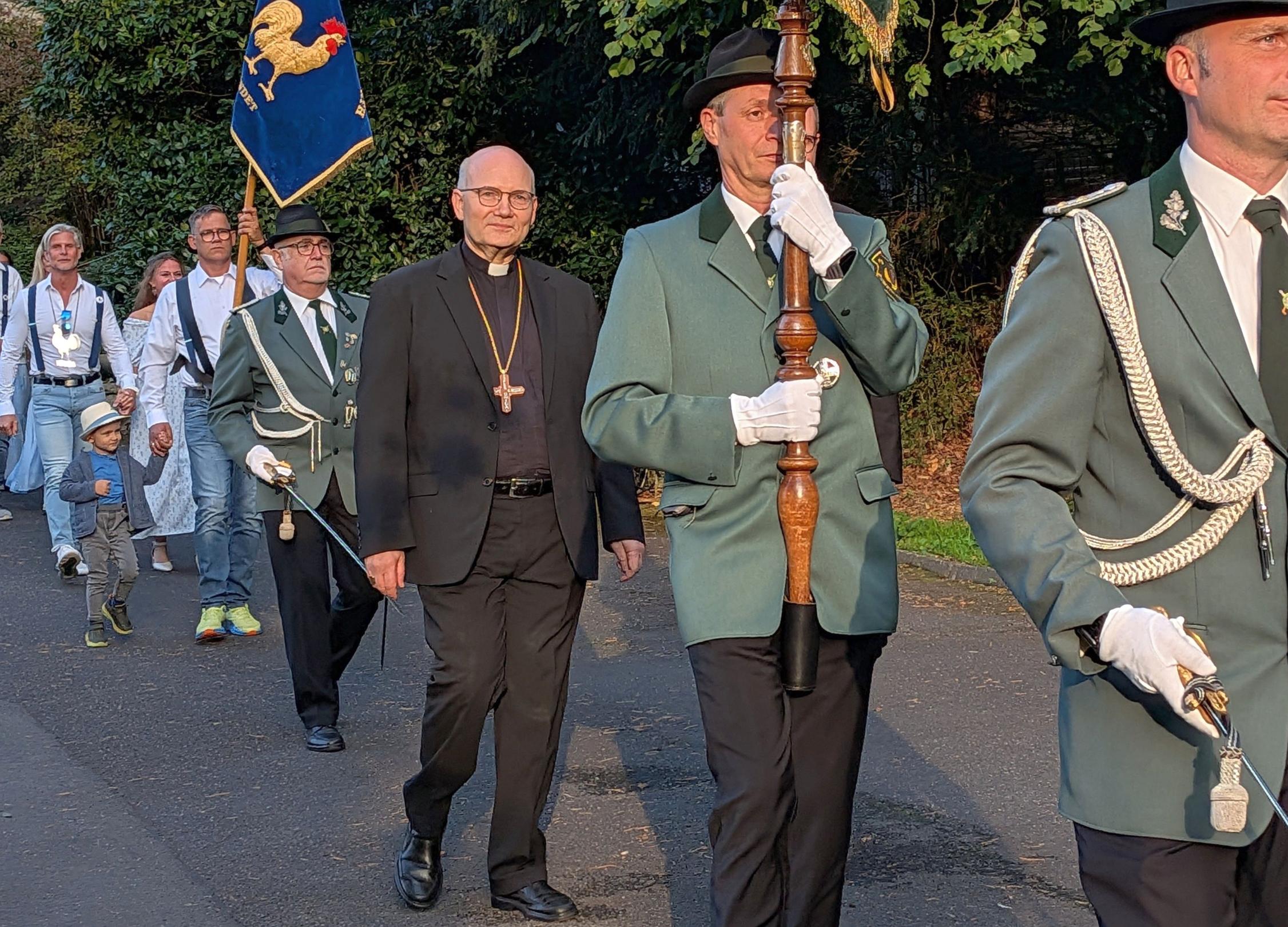 Mitglieder der St. Hubertus Schützenbruderschaft und des Hahnenclubs feierten eine Messe anlässlich des Schützenfestes