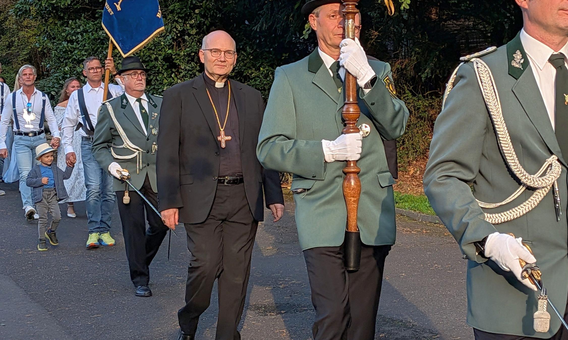 Mitglieder der St. Hubertus Schützenbruderschaft und des Hahnenclubs feierten eine Messe anlässlich des Schützenfestes