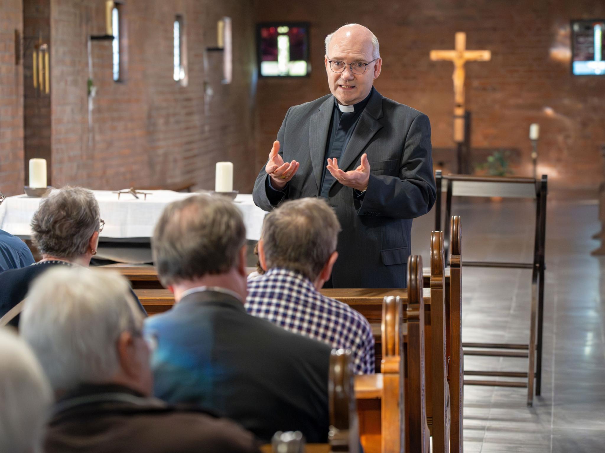 In der Pfarrkirche St. Thekla Impuls betonte Bischof Dieser, wie wichtig es sei, das Wort Gottes nicht nur zu lesen, sondern vor allem zu hören.